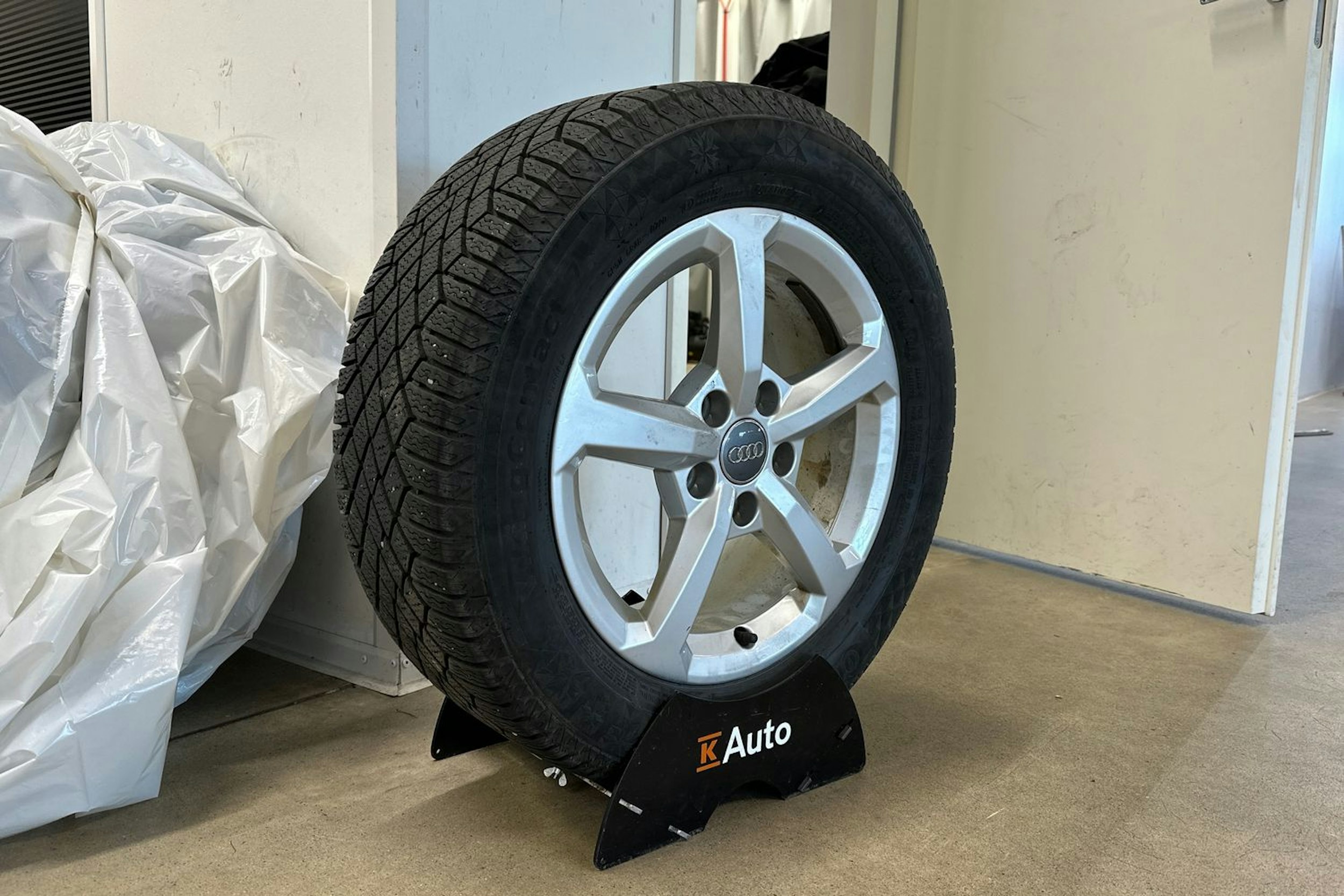 punainen Audi Q2 2024 kuva 13.
