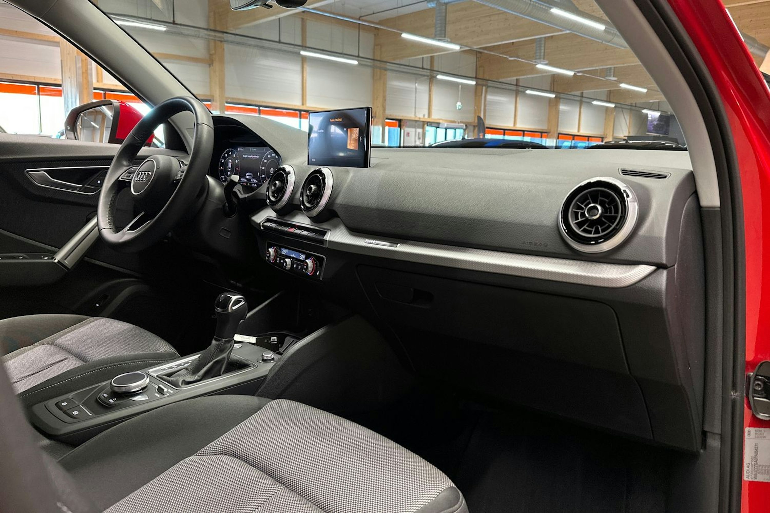 punainen Audi Q2 2024 kuva 14.