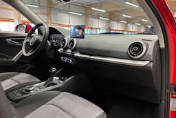 punainen Audi Q2 2024 kuva 14.