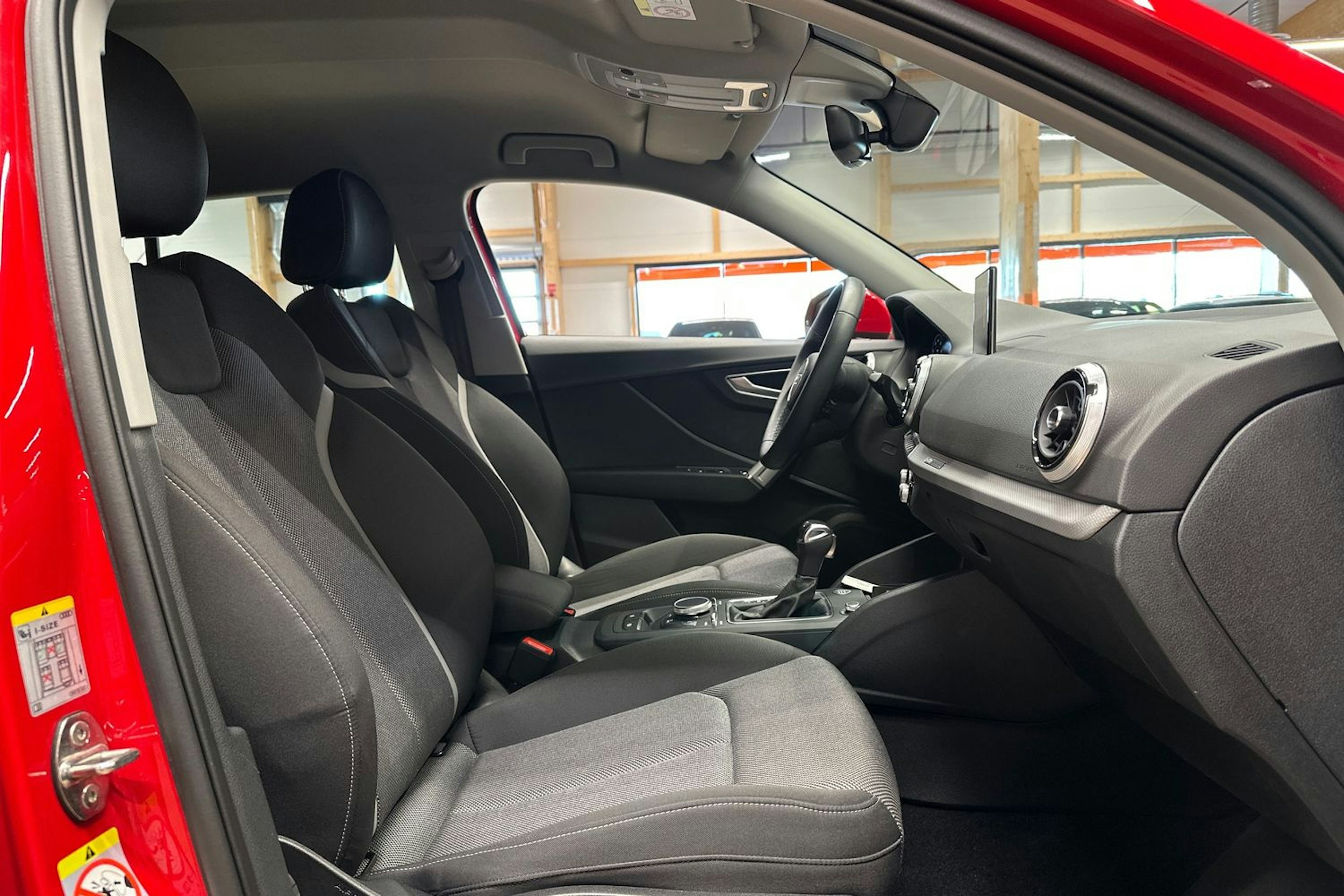 punainen Audi Q2 2024 kuva 15.