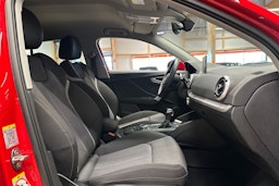 punainen Audi Q2 2024 kuva 15.