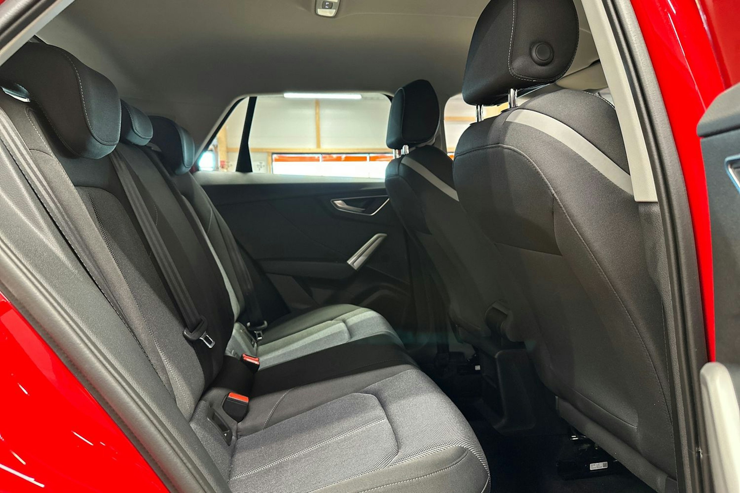 punainen Audi Q2 2024 kuva 16.