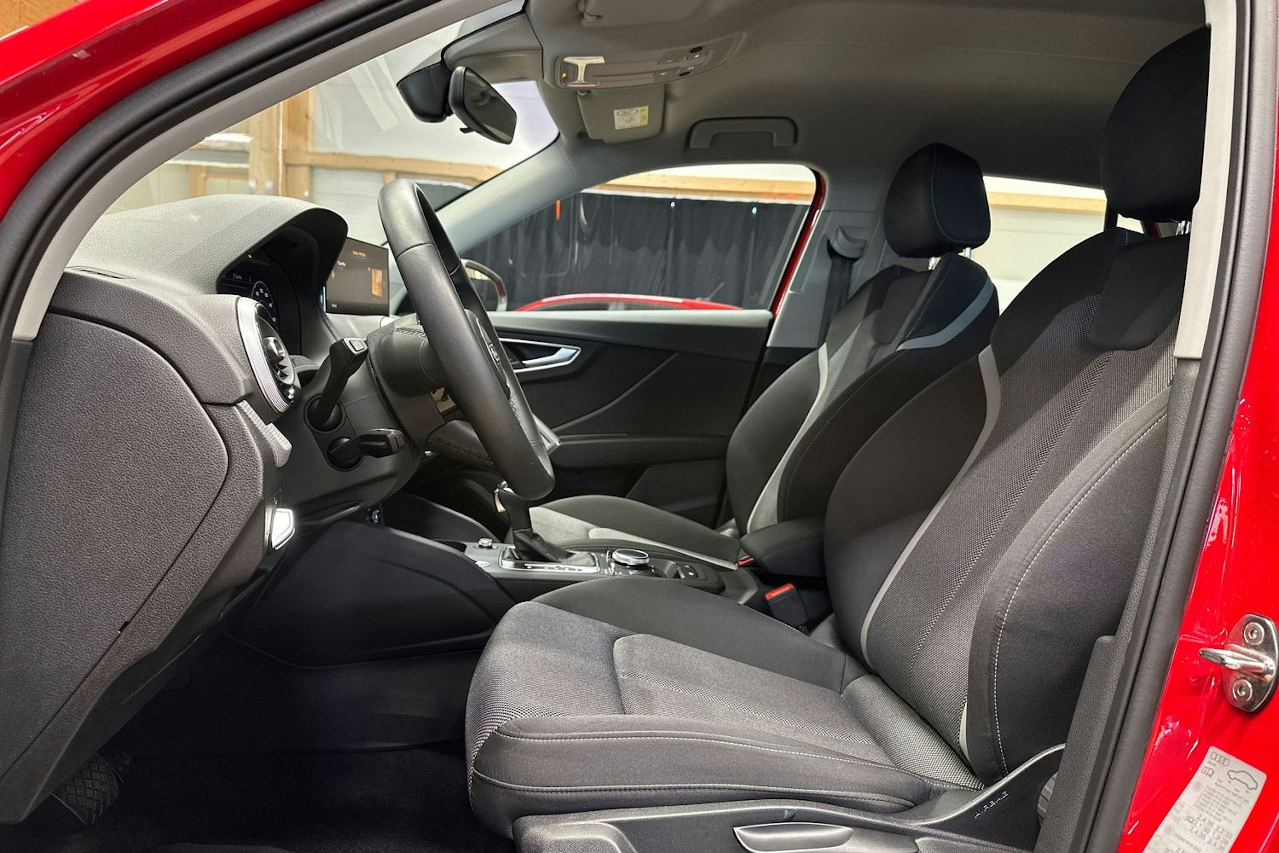 punainen Audi Q2 2024 kuva 17.