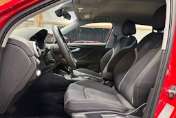 punainen Audi Q2 2024 kuva 17.