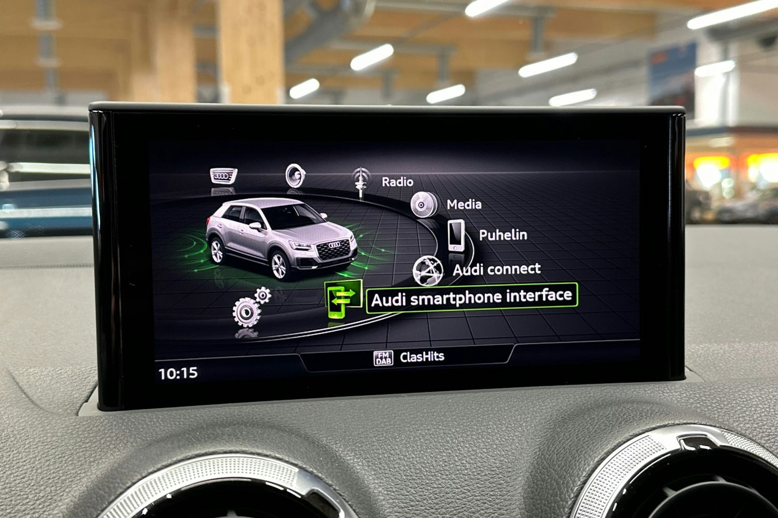 punainen Audi Q2 2024 kuva 18.