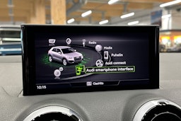 punainen Audi Q2 2024 kuva 18.