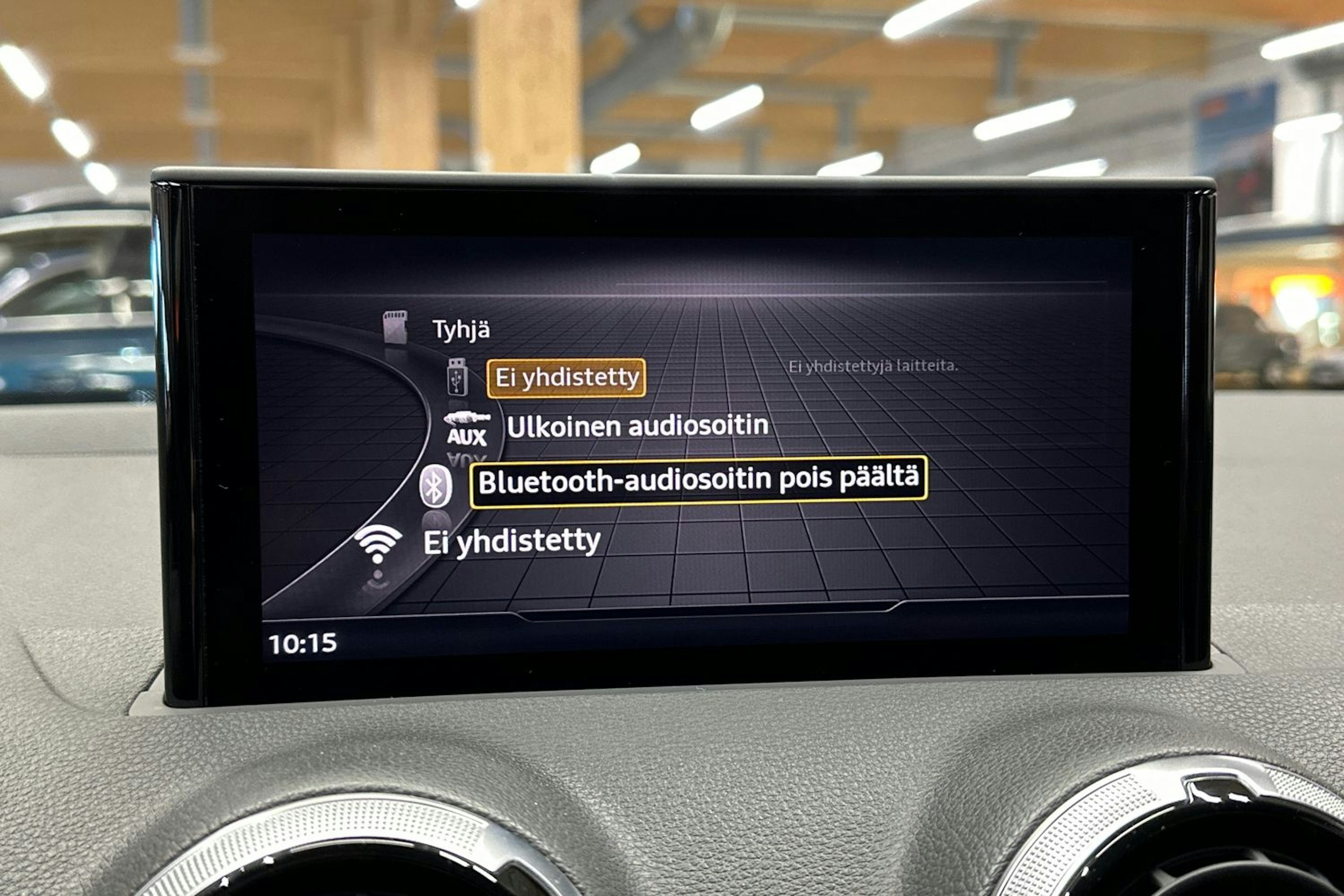 punainen Audi Q2 2024 kuva 19.