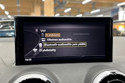 punainen Audi Q2 2024 kuva 19.