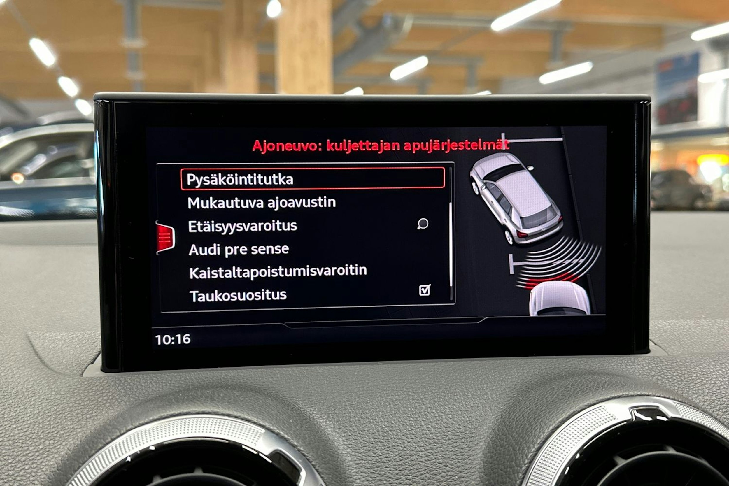 punainen Audi Q2 2024 kuva 20.