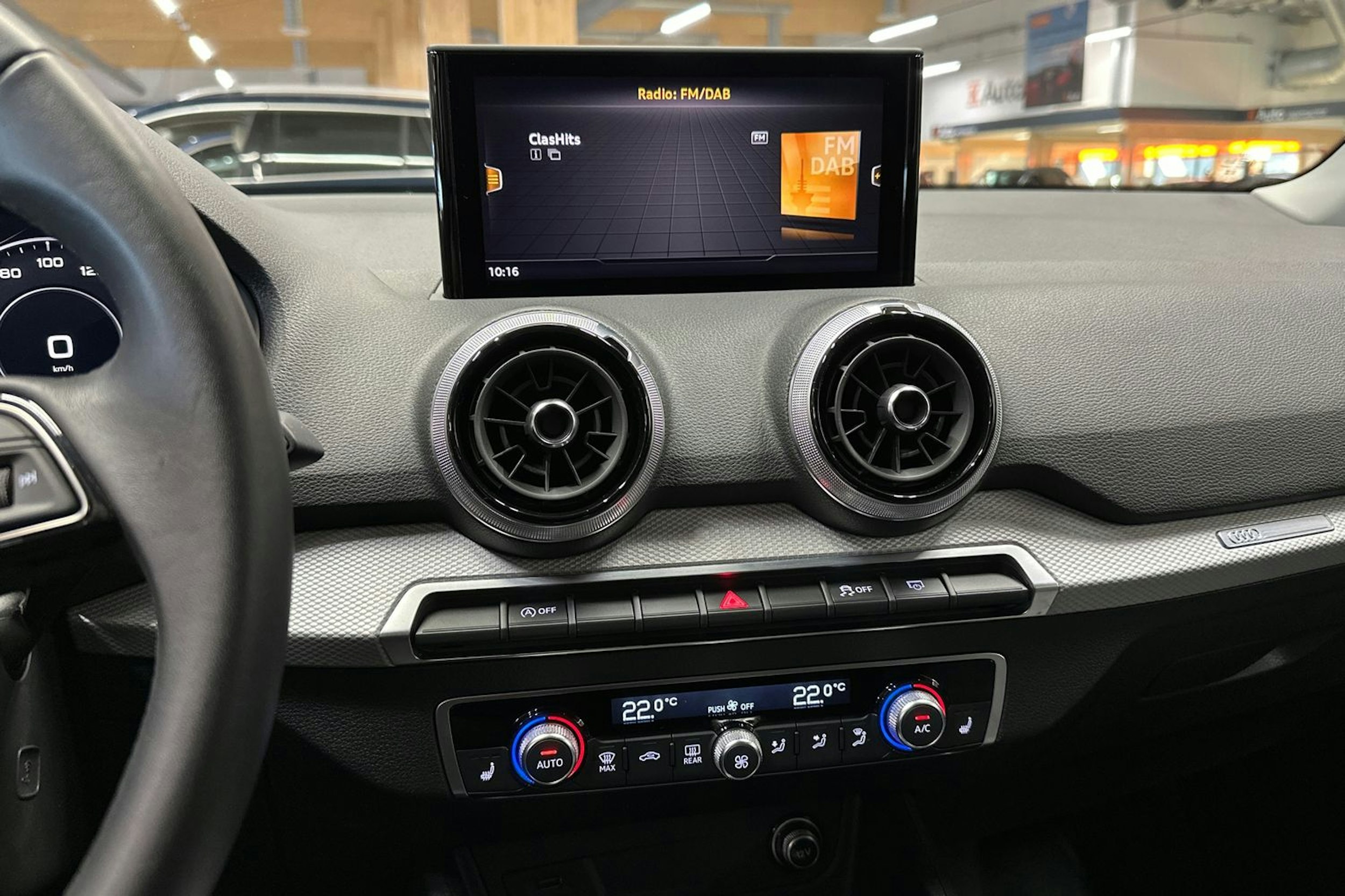 punainen Audi Q2 2024 kuva 21.