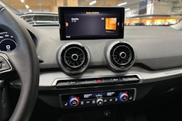 punainen Audi Q2 2024 kuva 21.