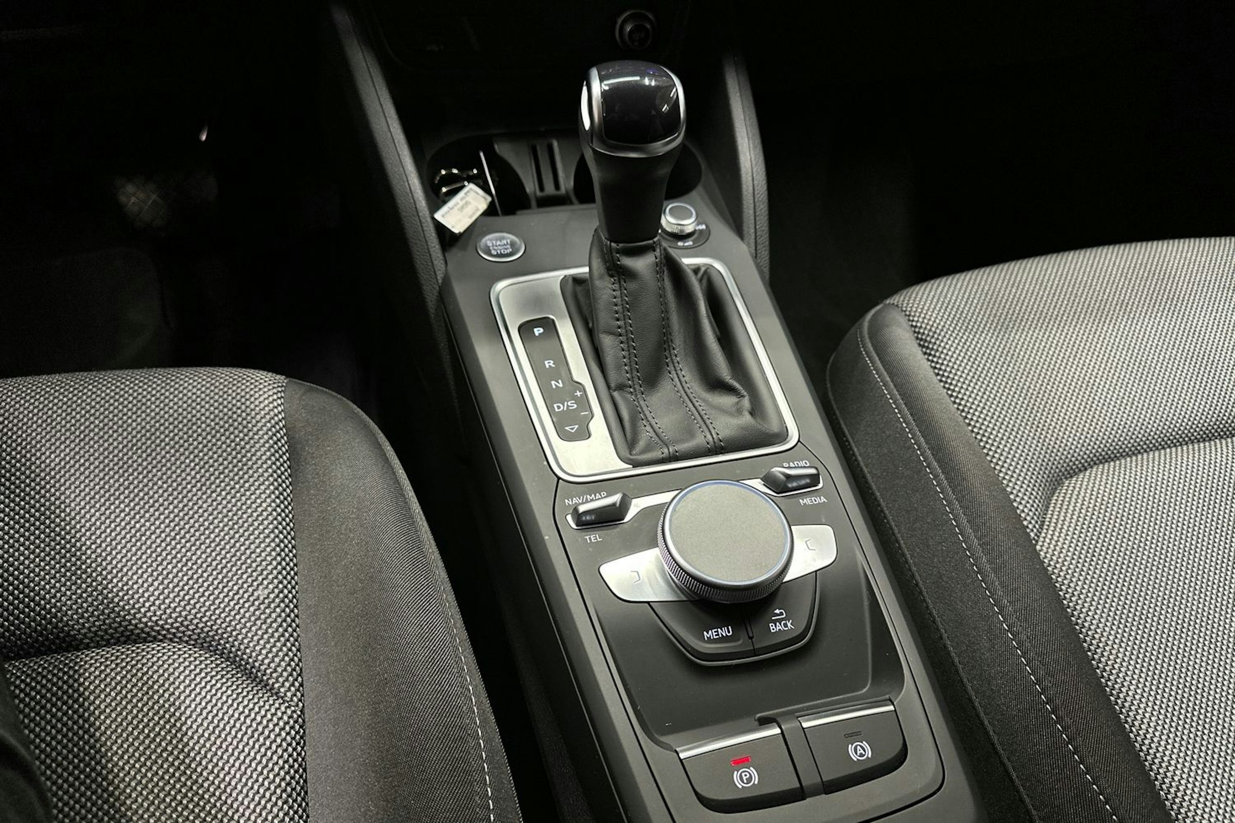 punainen Audi Q2 2024 kuva 22.