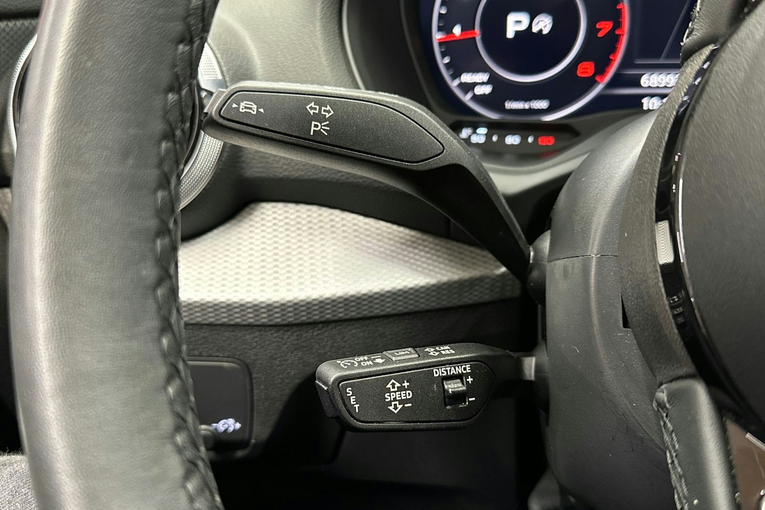 punainen Audi Q2 2024 kuva 24.
