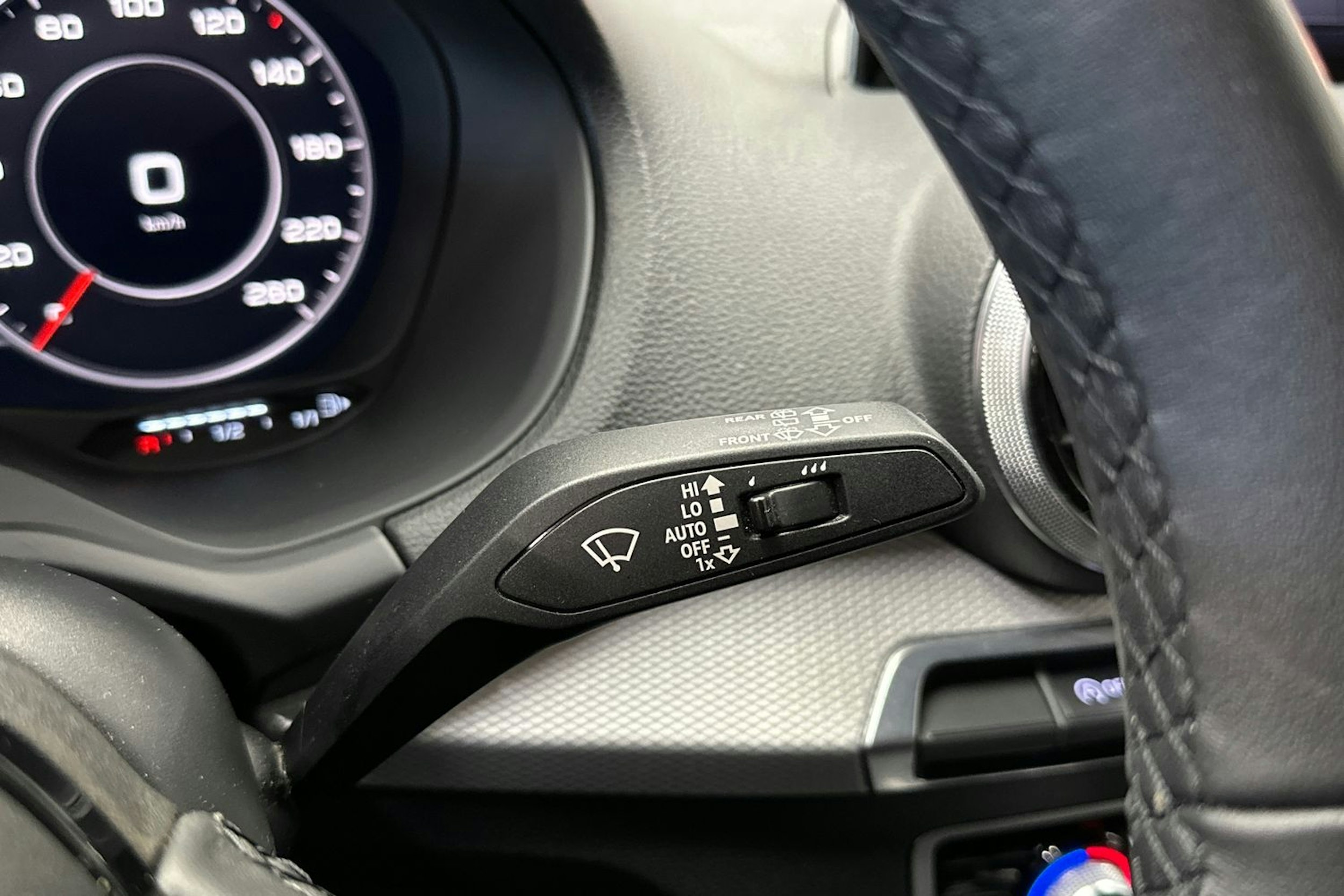 punainen Audi Q2 2024 kuva 25.