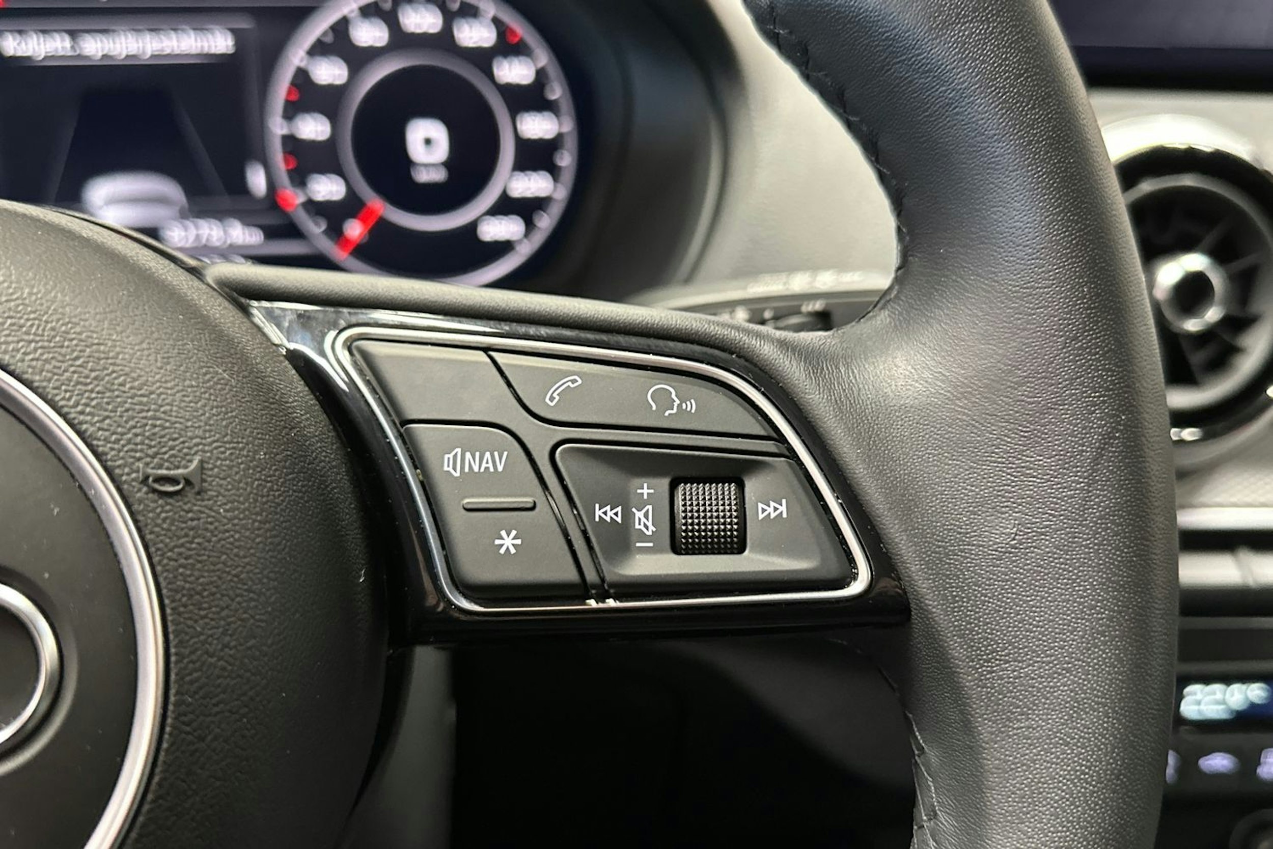punainen Audi Q2 2024 kuva 27.