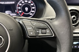 punainen Audi Q2 2024 kuva 27.