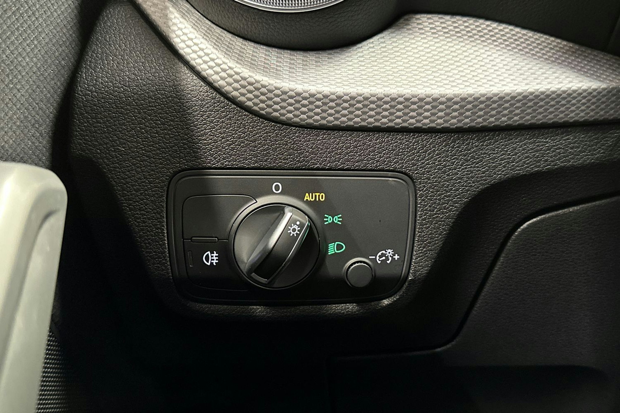 punainen Audi Q2 2024 kuva 28.