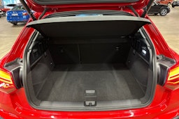 punainen Audi Q2 2024 kuva 30.