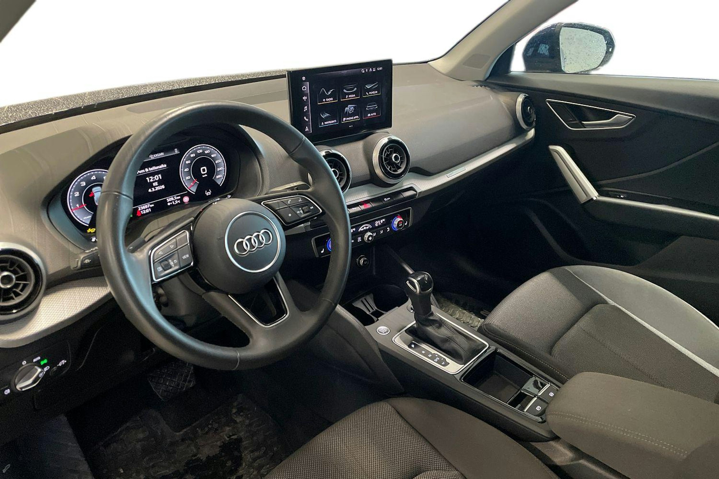 sininen Audi Q2 2024 kuva 3.