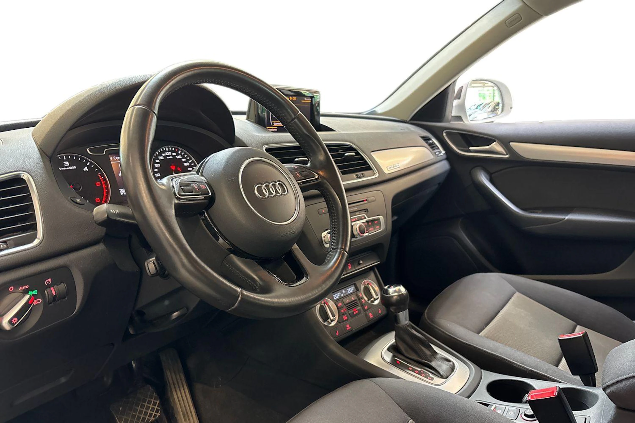 Valkoinen Audi Q3 2012 kuva 3.