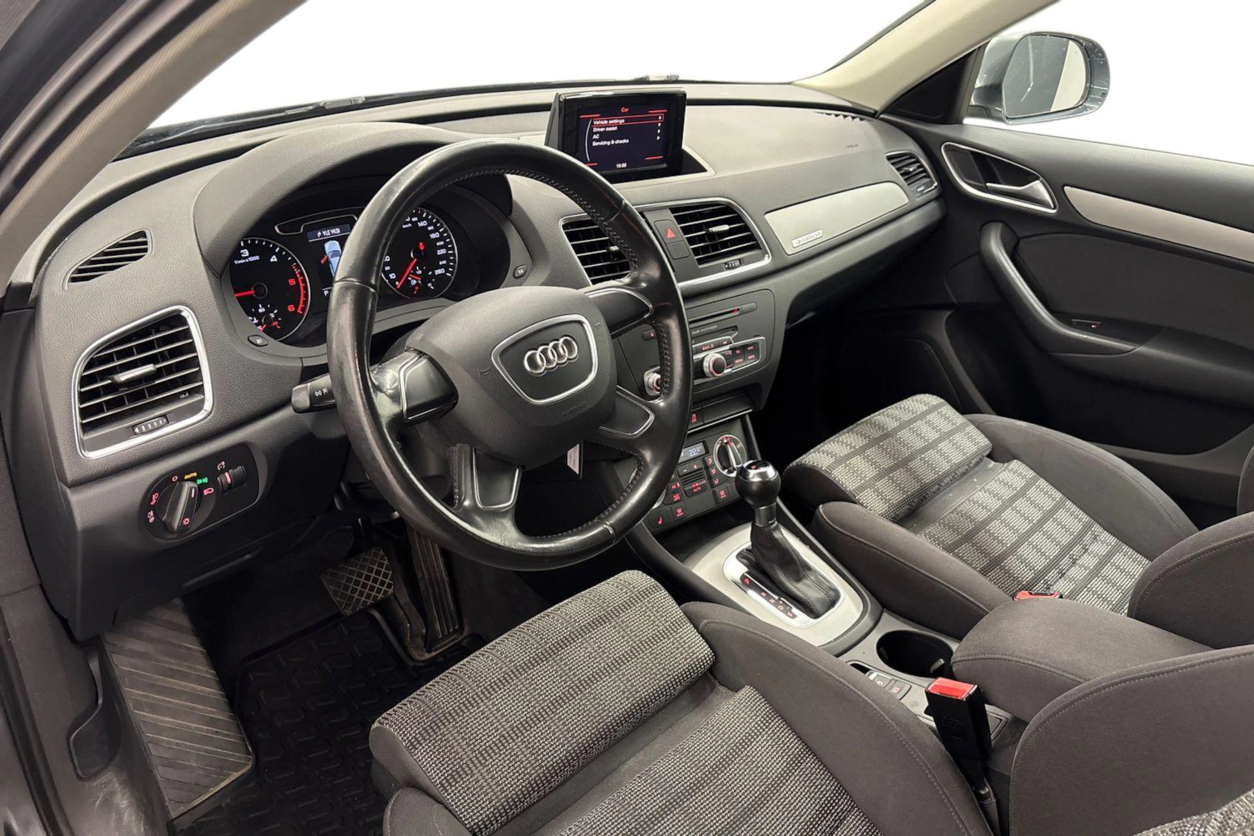 harmaa Audi Q3 2012 kuva 6.