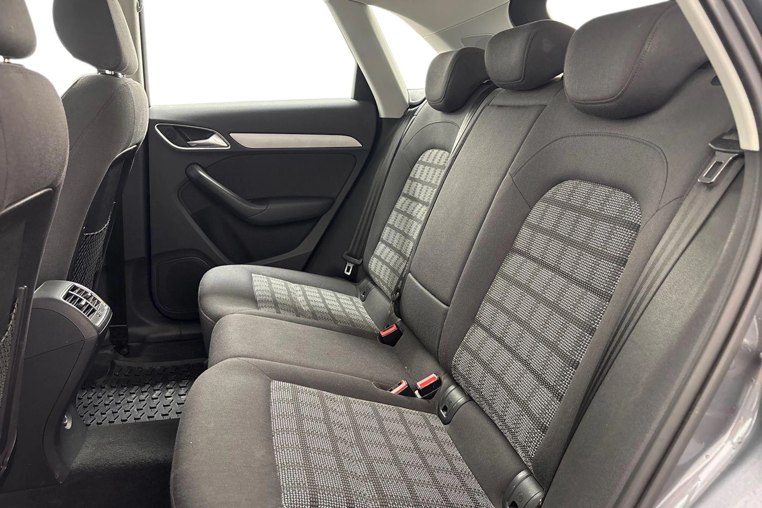 harmaa Audi Q3 2012 kuva 8.