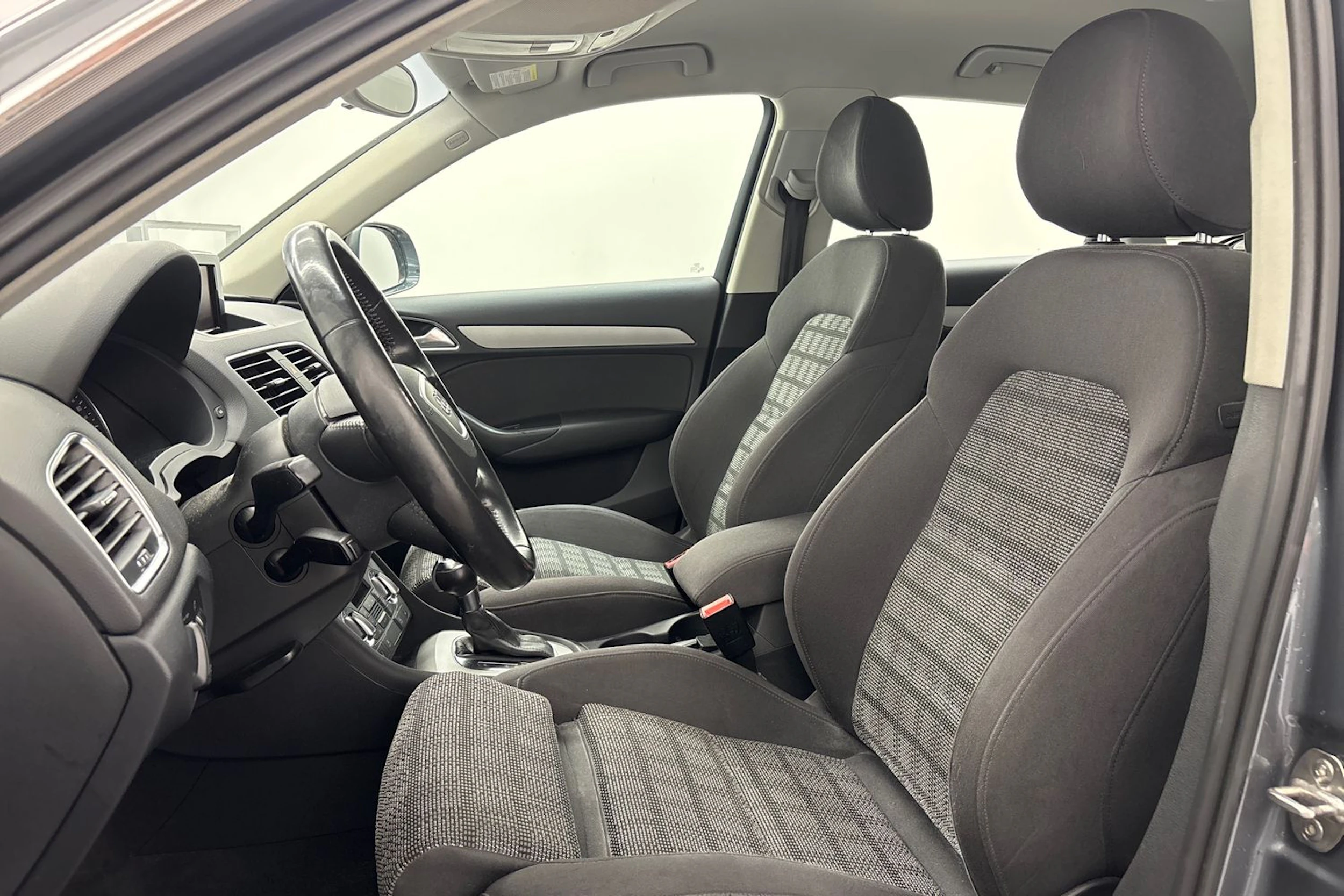 harmaa Audi Q3 2012 kuva 11.