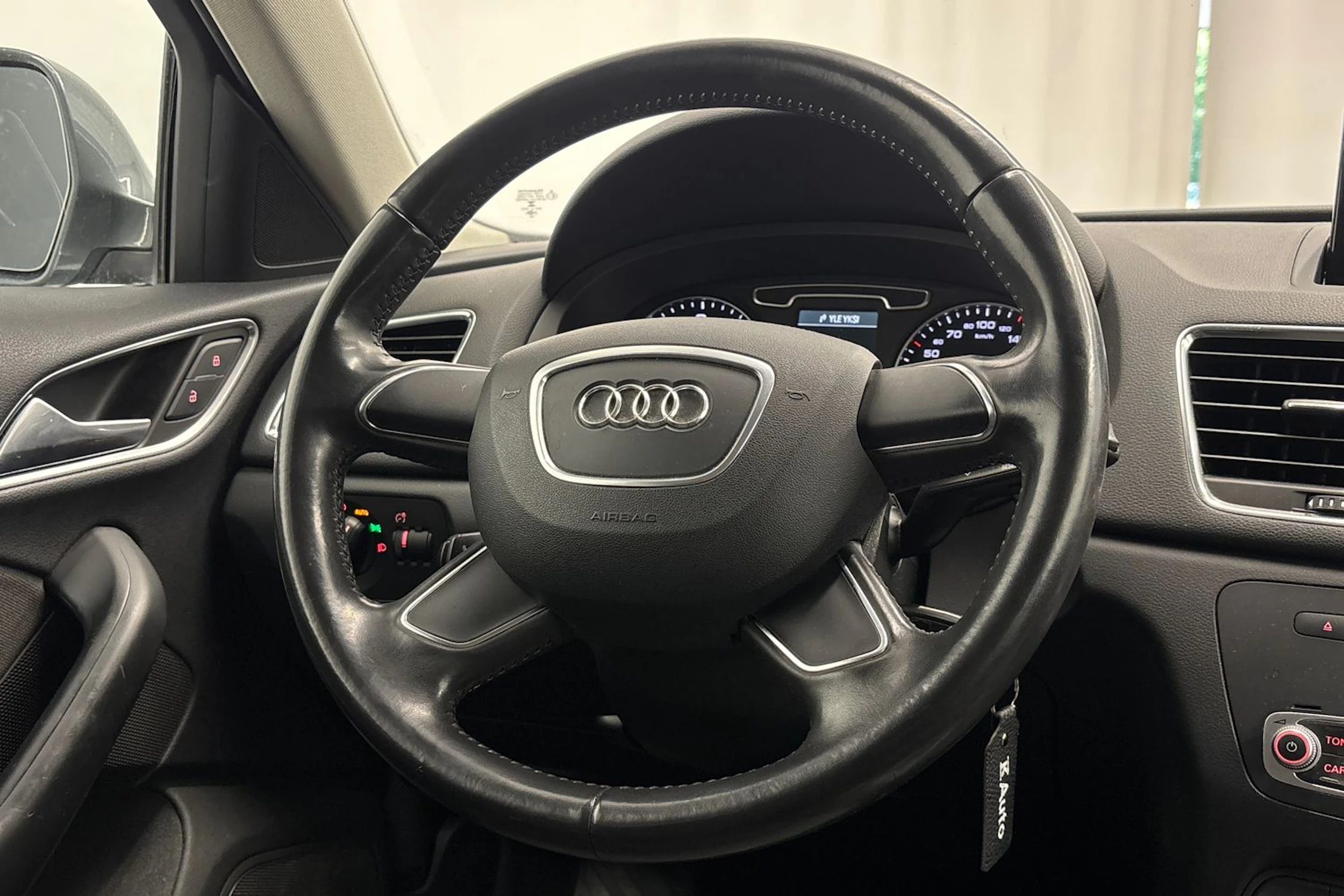 harmaa Audi Q3 2012 kuva 12.