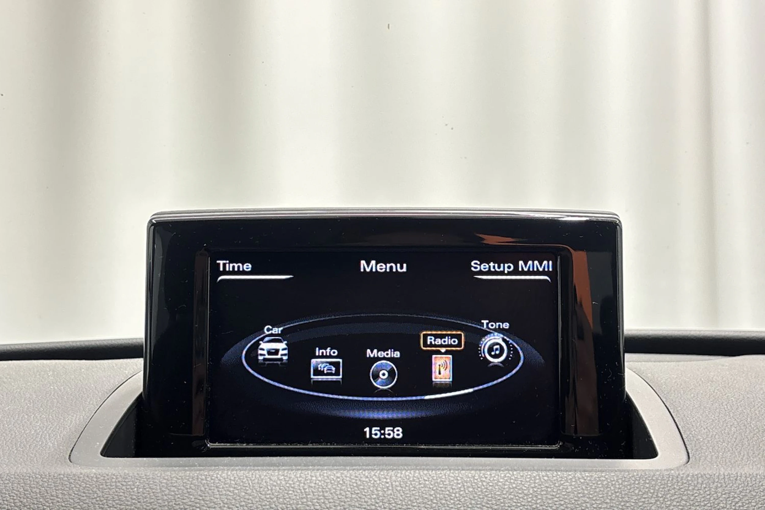 harmaa Audi Q3 2012 kuva 15.
