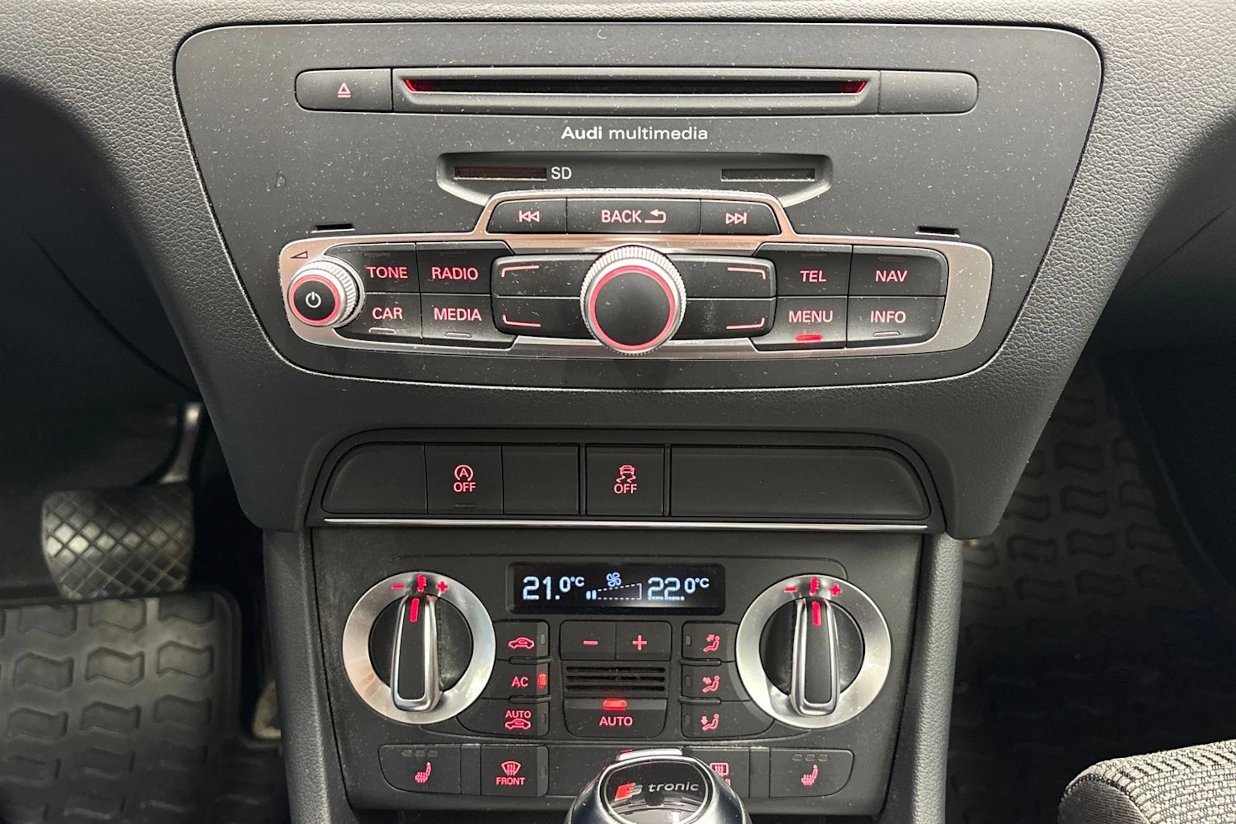 harmaa Audi Q3 2012 kuva 16.