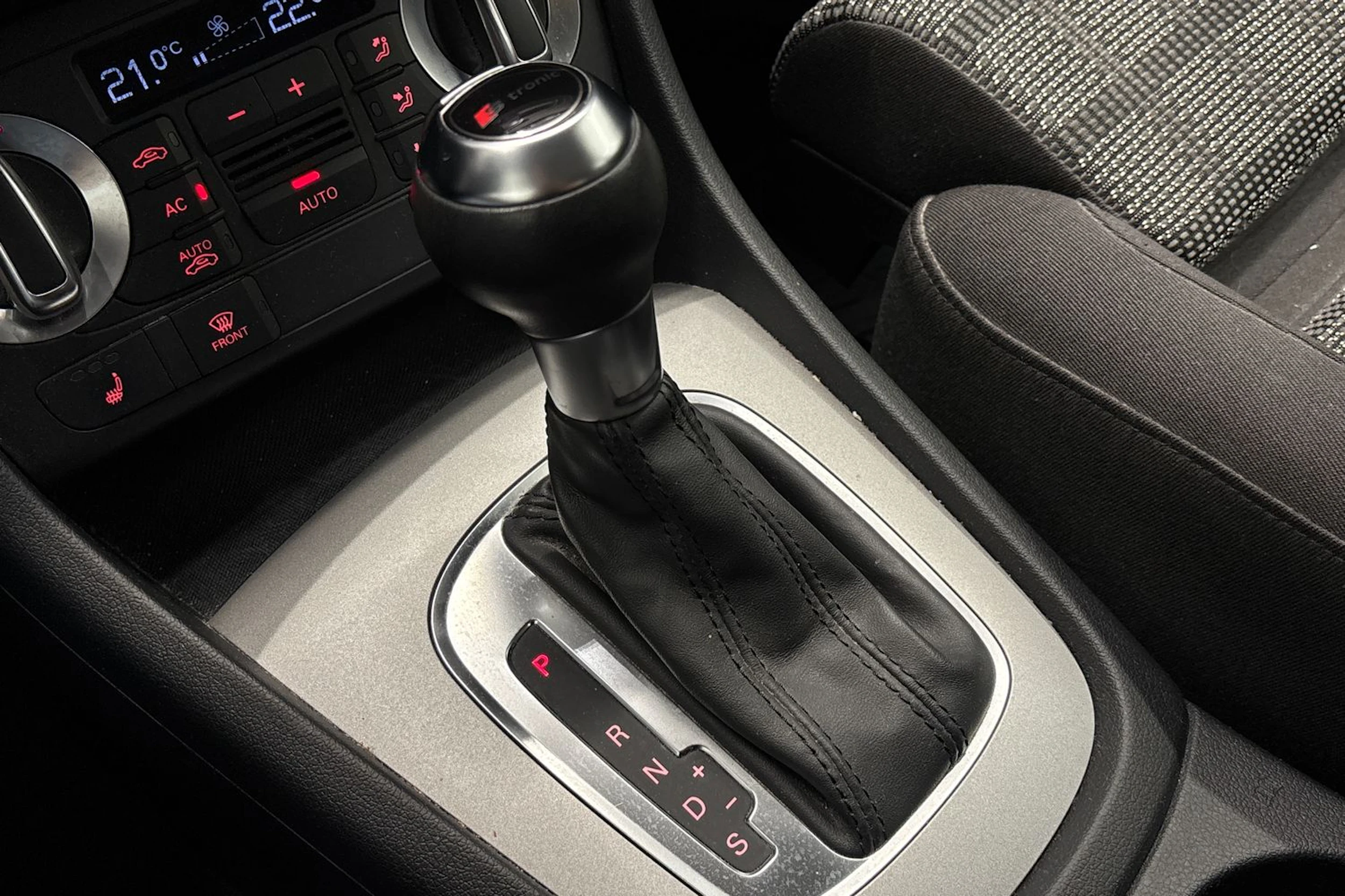 harmaa Audi Q3 2012 kuva 17.