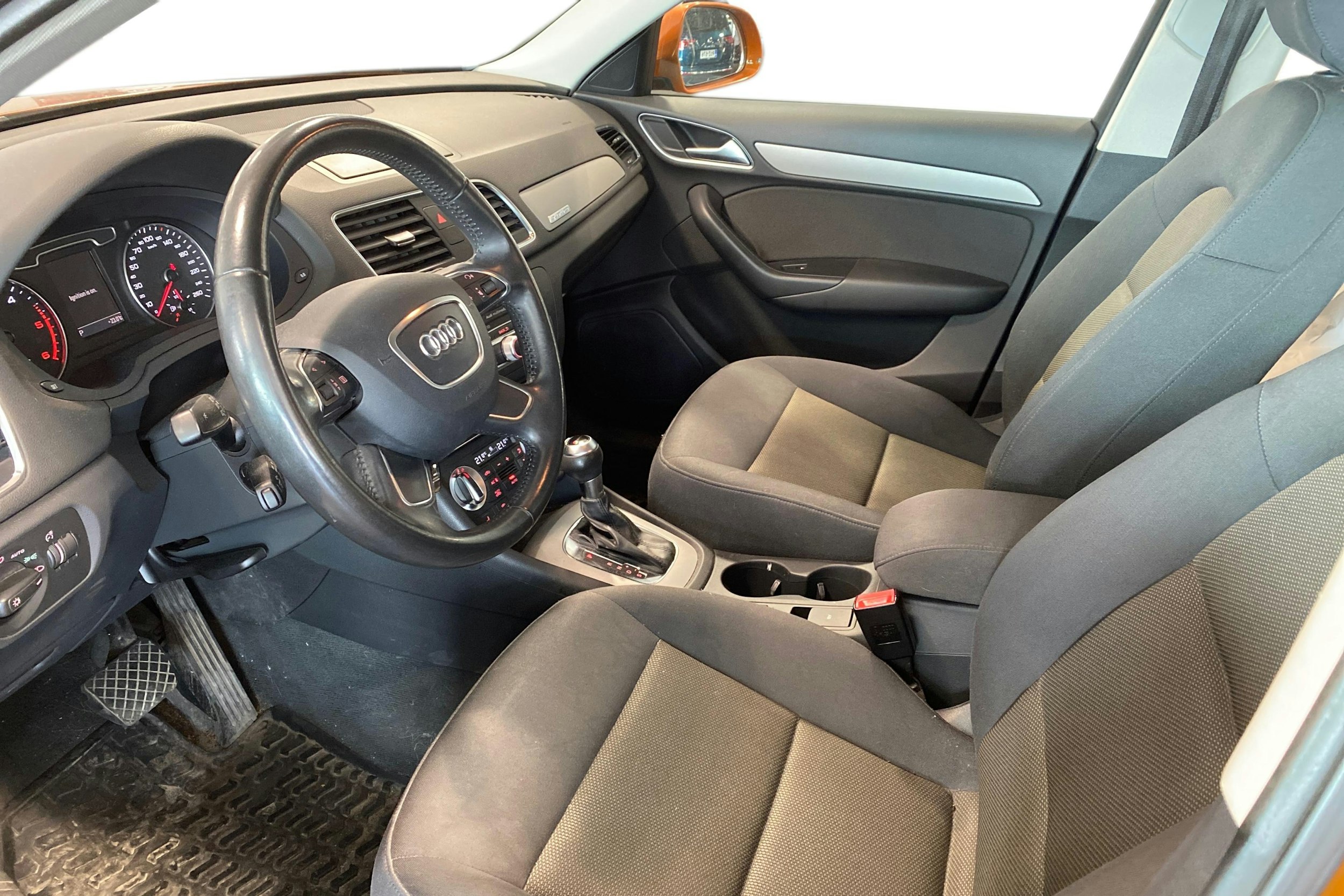 Oranssi Audi Q3 2012 kuva 3.