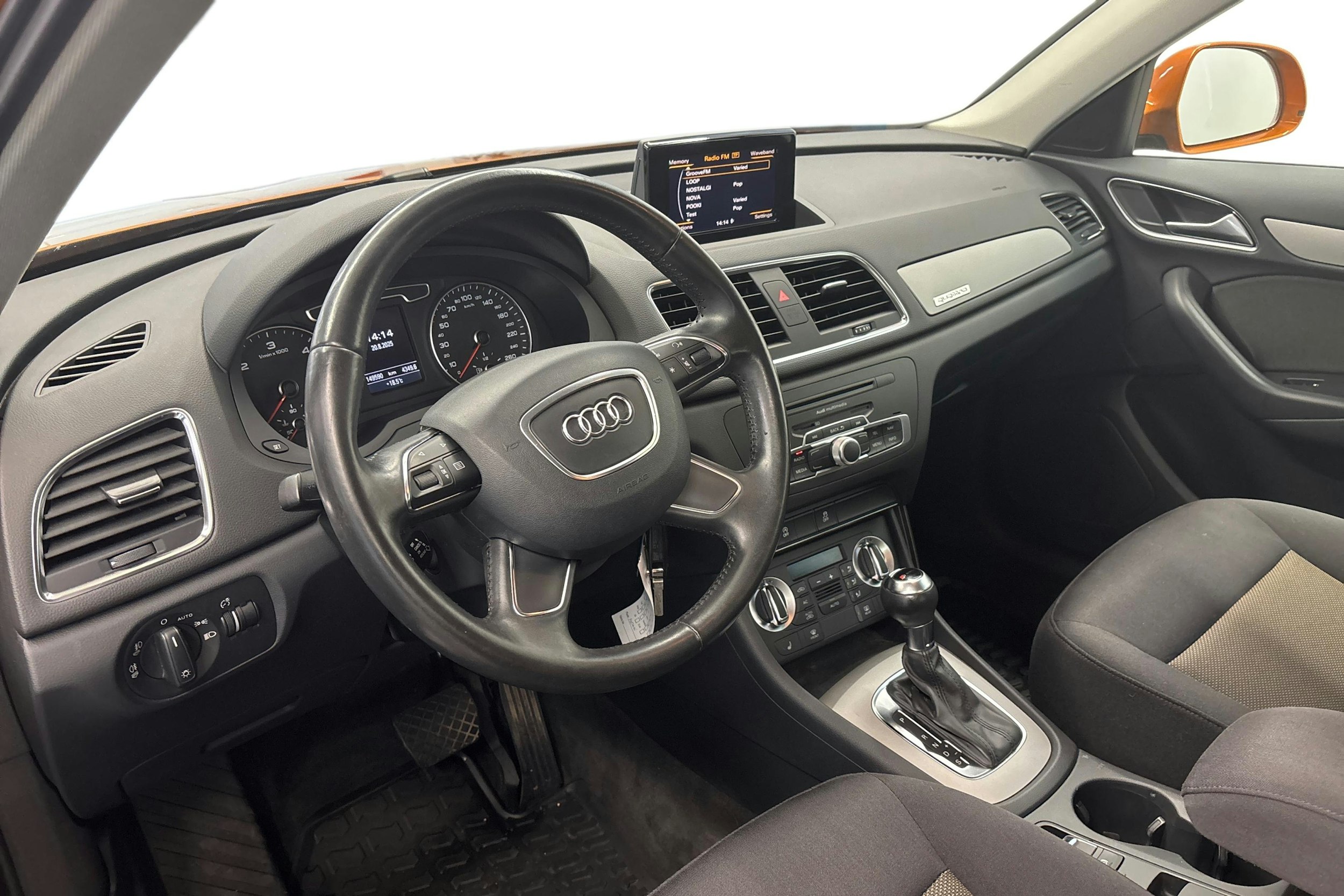 Oranssi Audi Q3 2012 kuva 7.