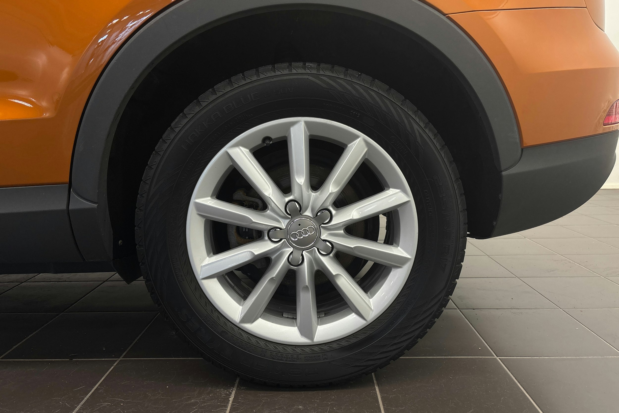 Oranssi Audi Q3 2012 kuva 13.