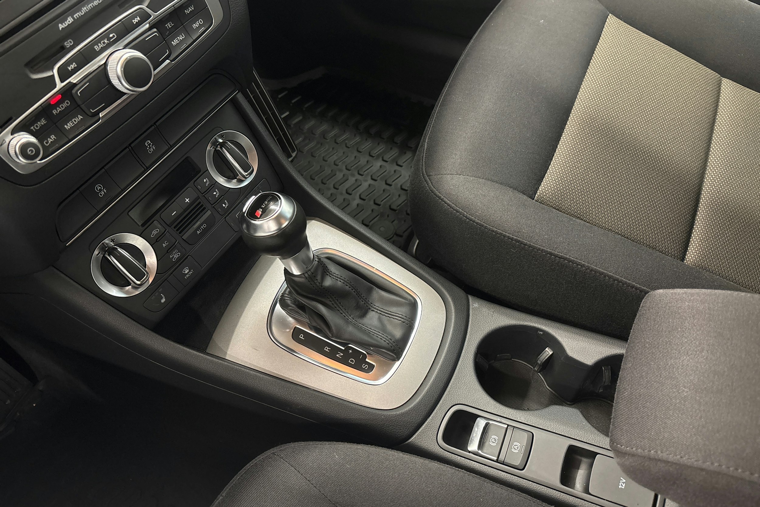 Oranssi Audi Q3 2012 kuva 14.
