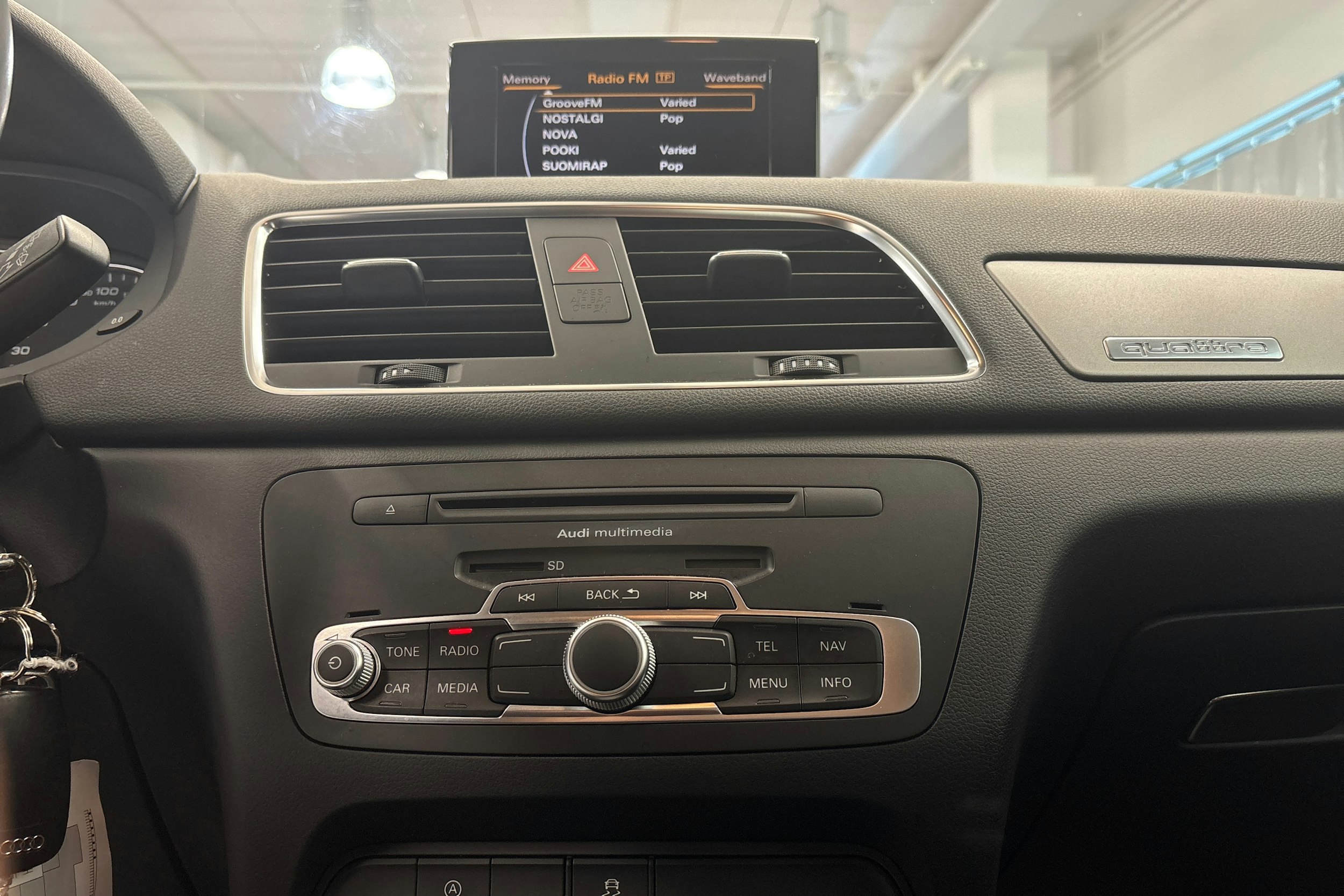 Oranssi Audi Q3 2012 kuva 15.