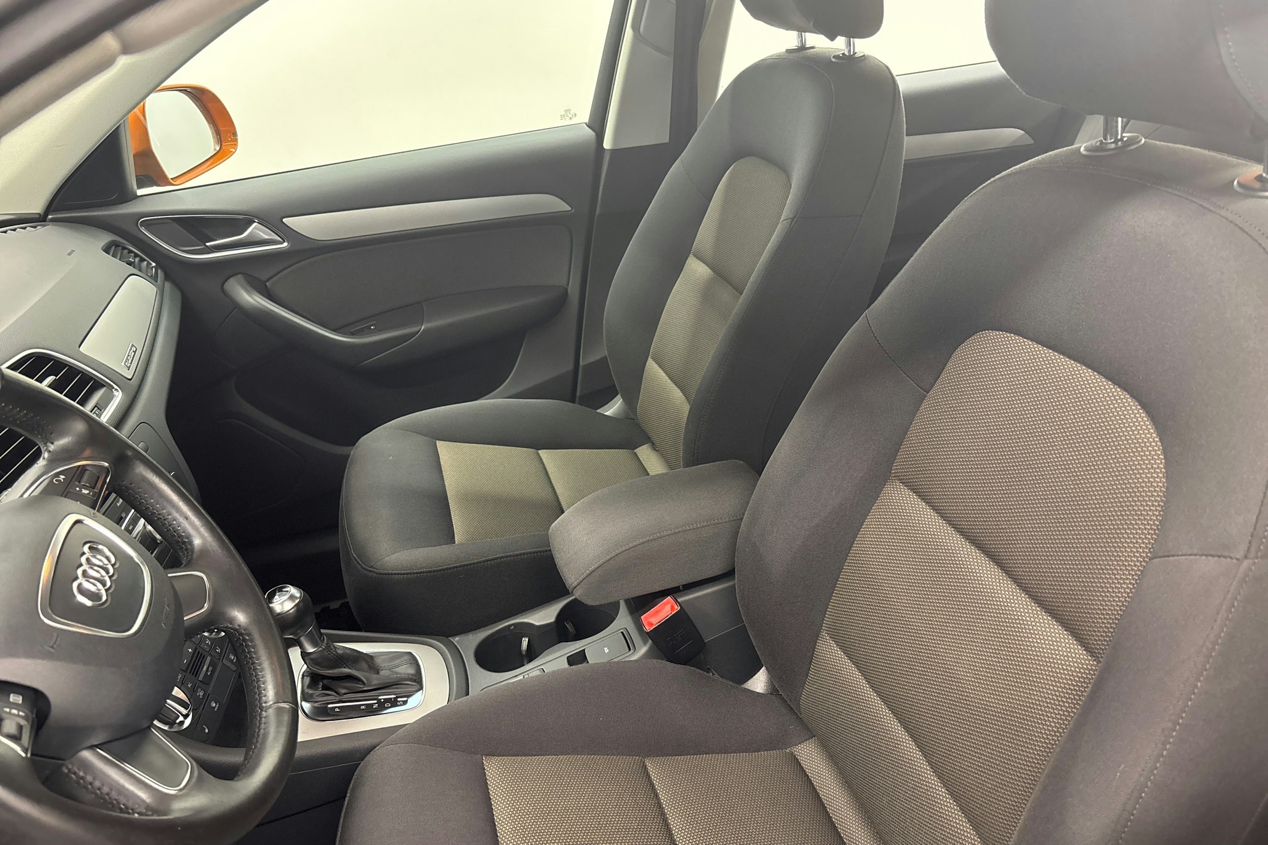 Oranssi Audi Q3 2012 kuva 17.