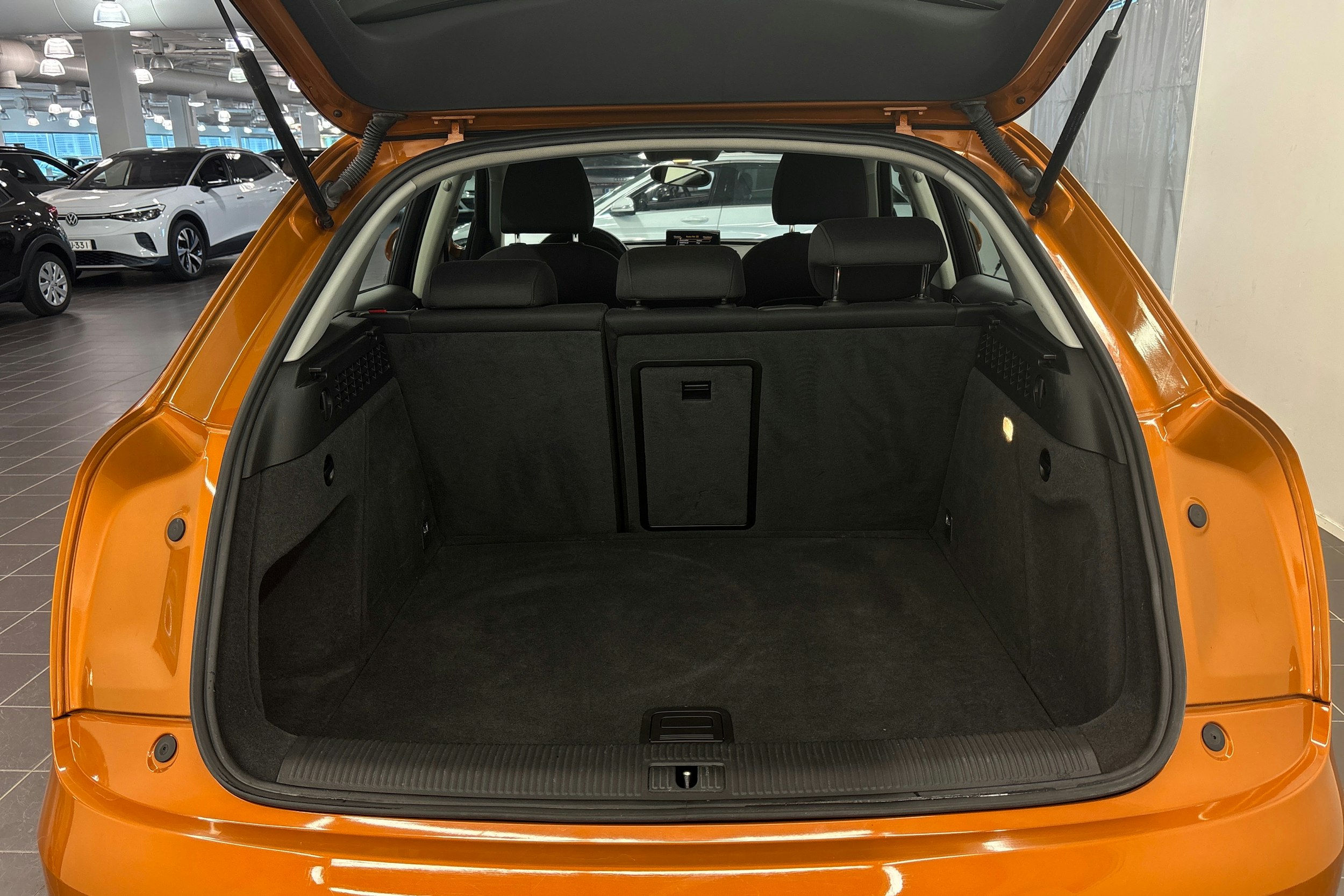 Oranssi Audi Q3 2012 kuva 18.