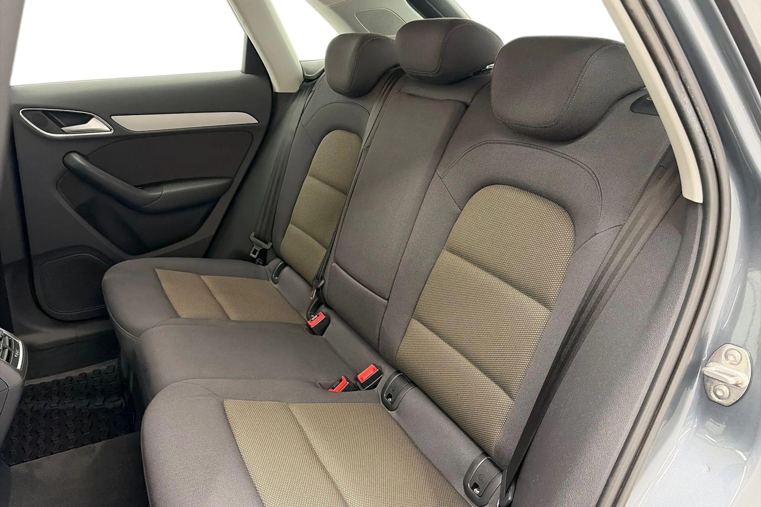 Harmaa Audi Q3 2012 kuva 8.