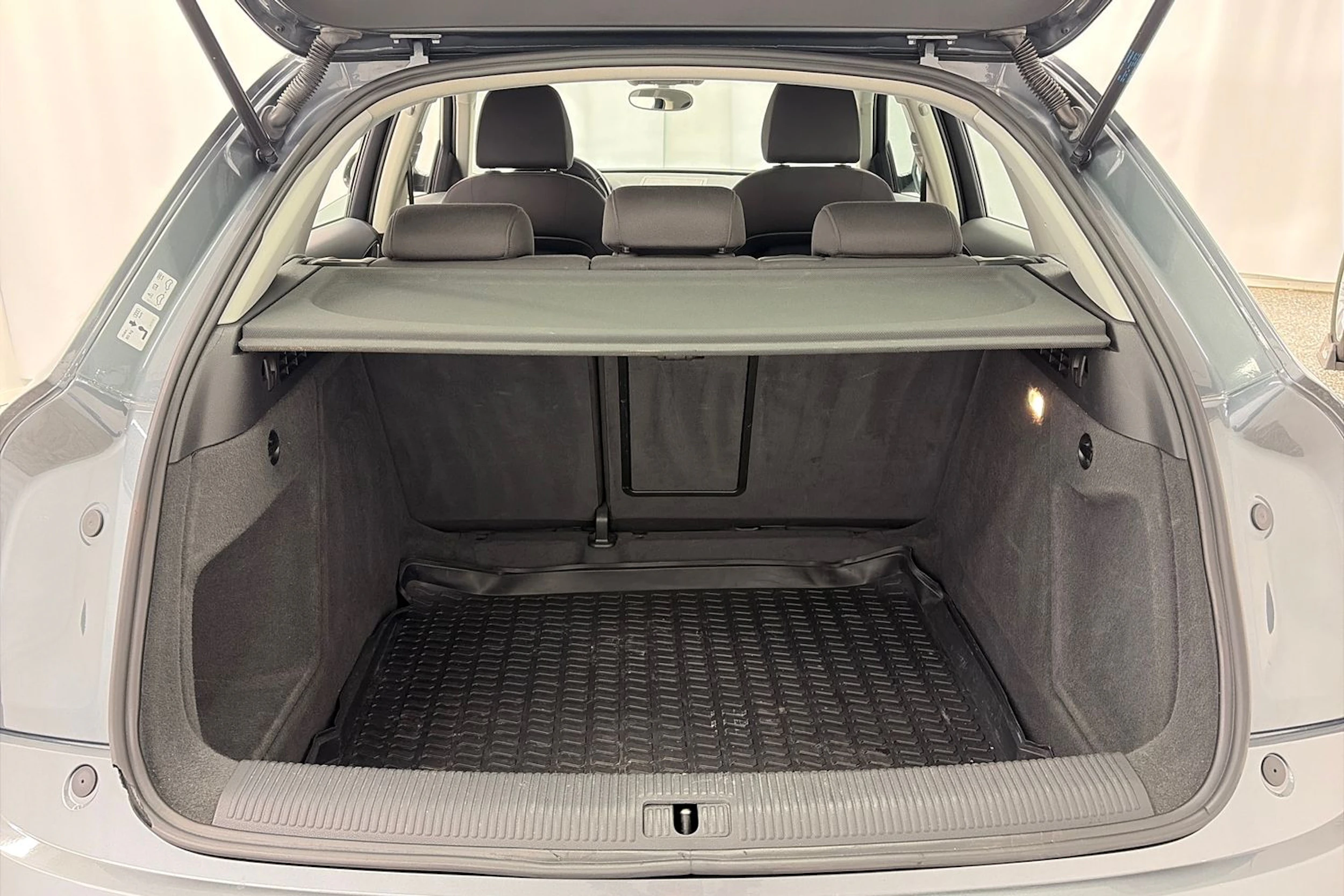 Harmaa Audi Q3 2012 kuva 11.