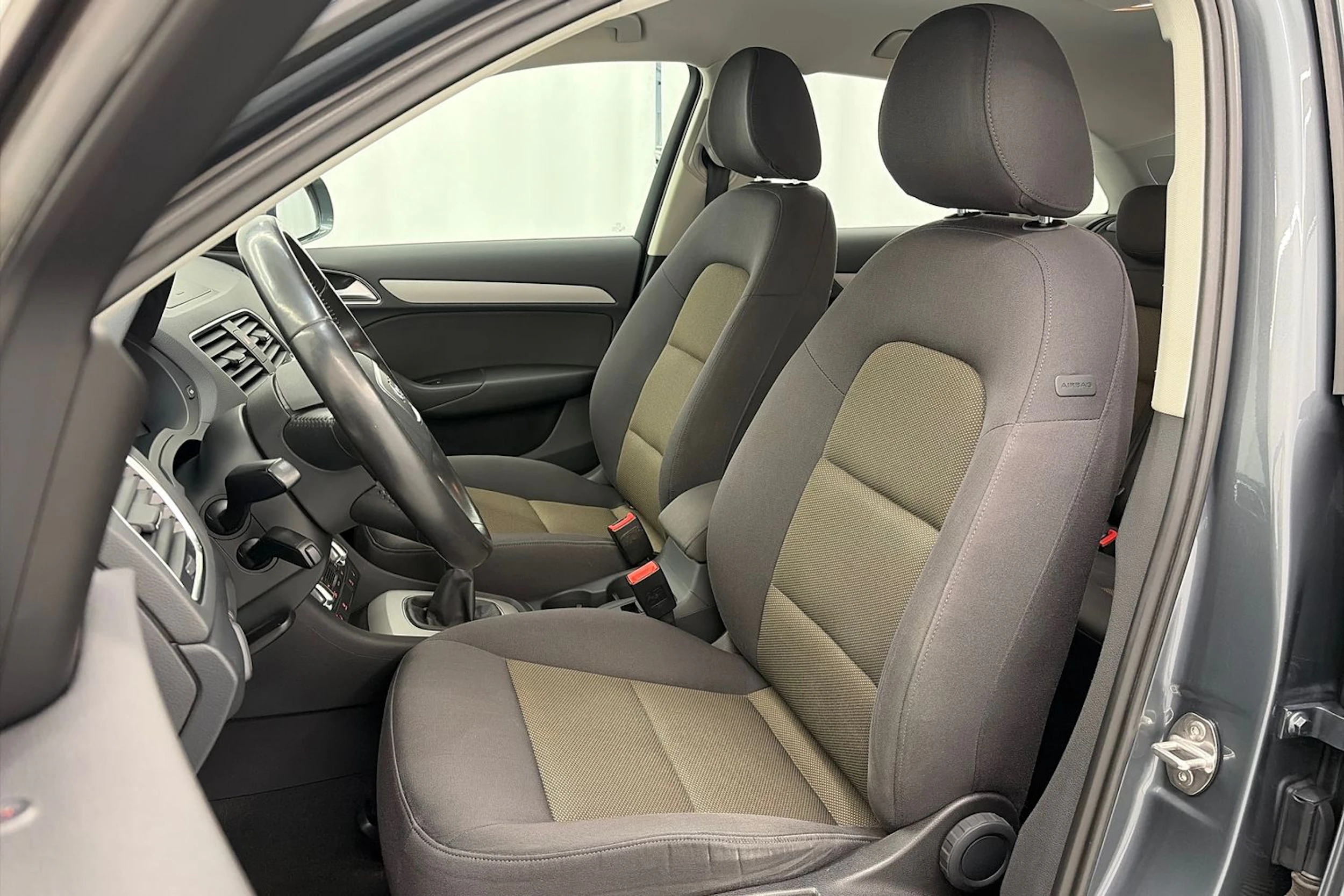 Harmaa Audi Q3 2012 kuva 12.