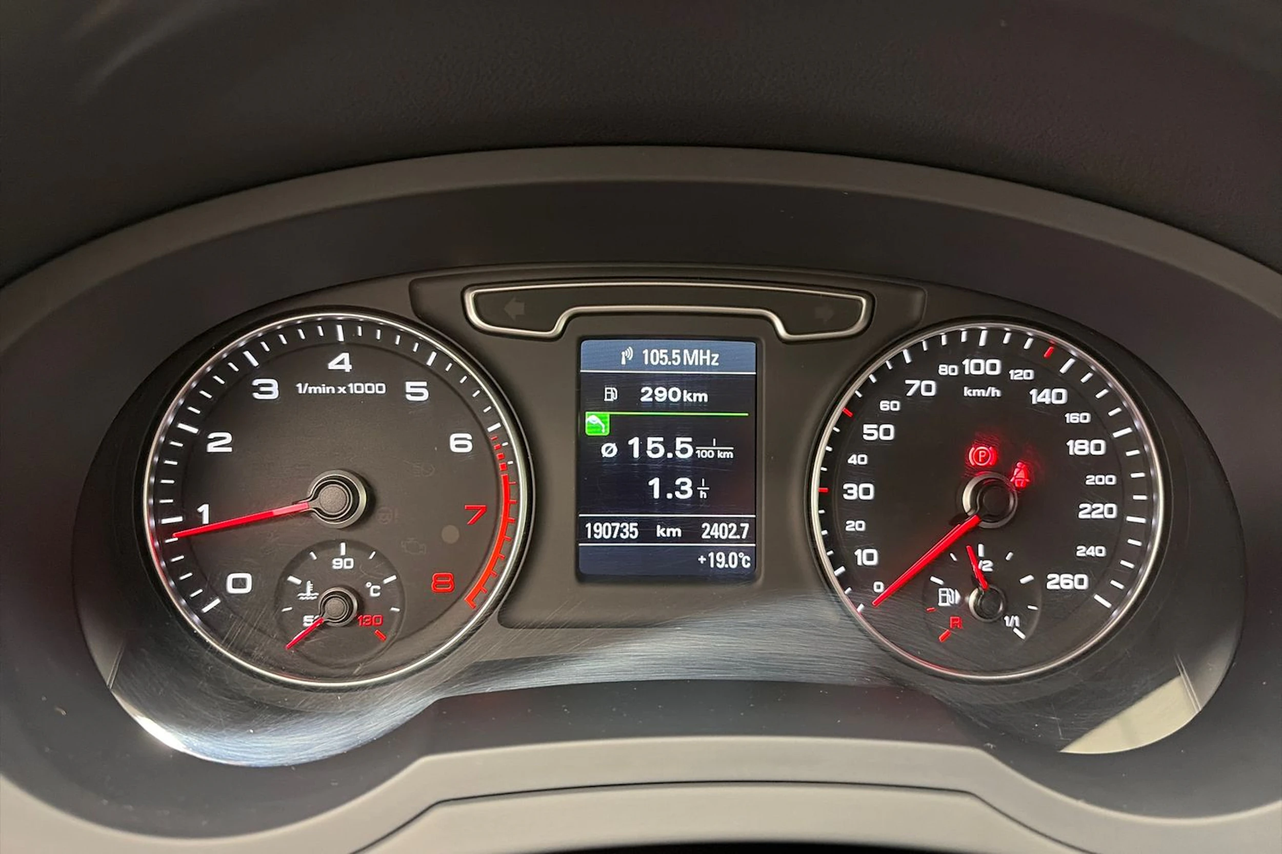 Harmaa Audi Q3 2012 kuva 13.