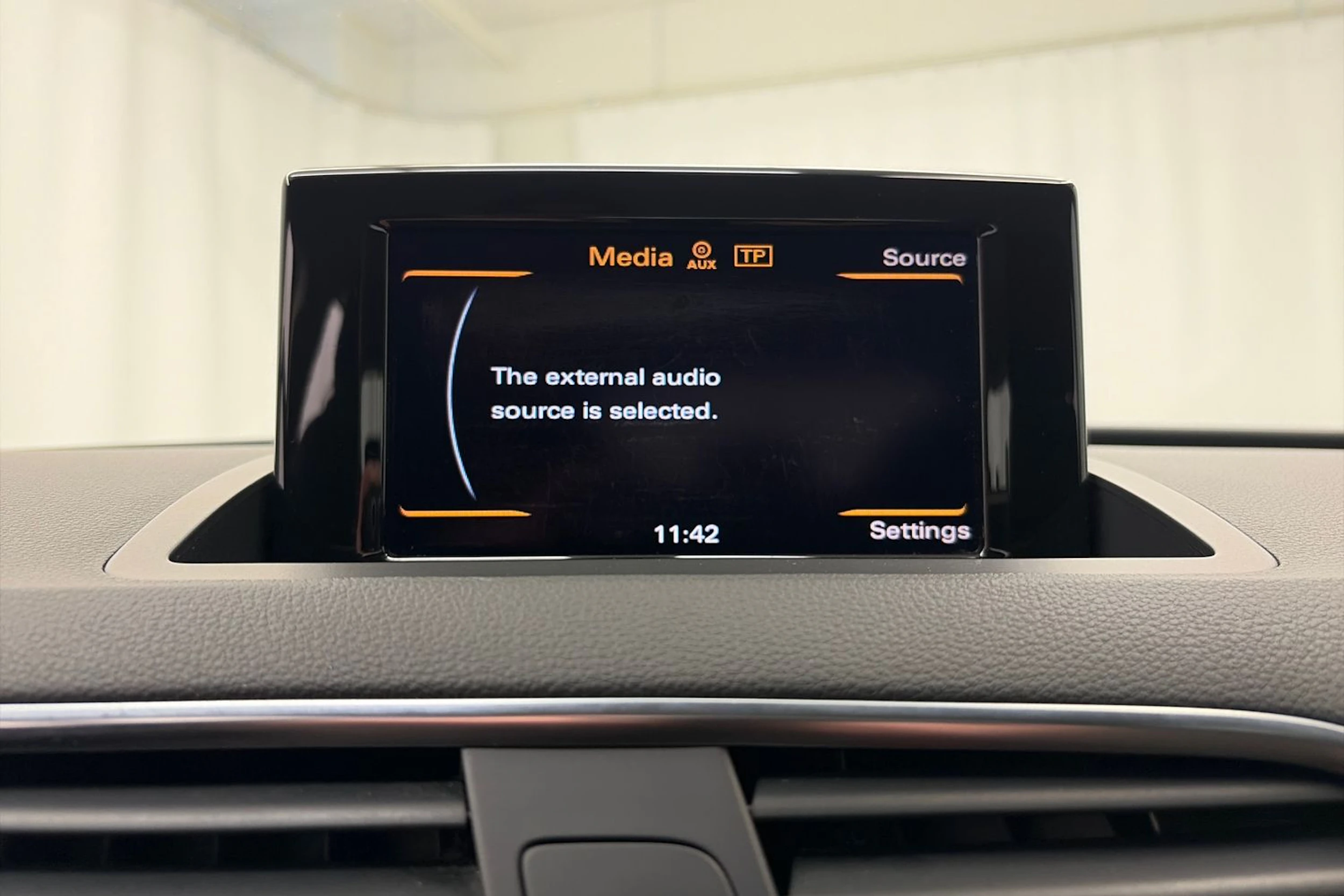 Harmaa Audi Q3 2012 kuva 16.