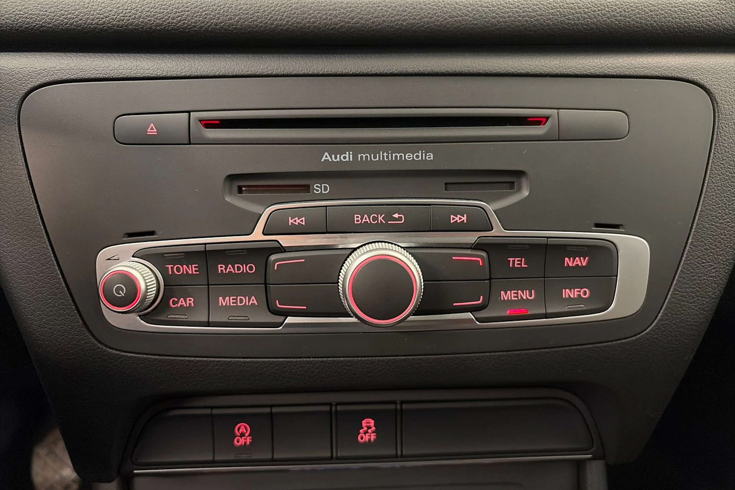 Harmaa Audi Q3 2012 kuva 17.