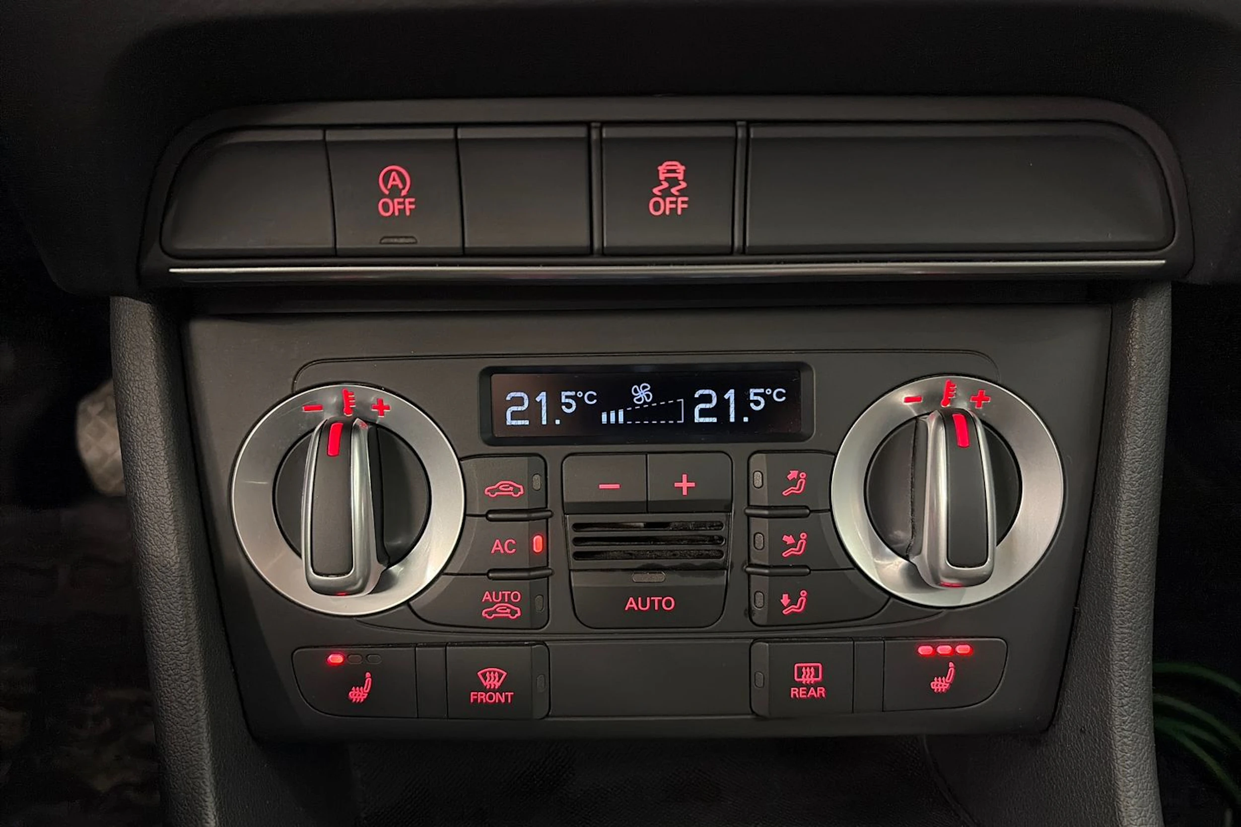 Harmaa Audi Q3 2012 kuva 18.