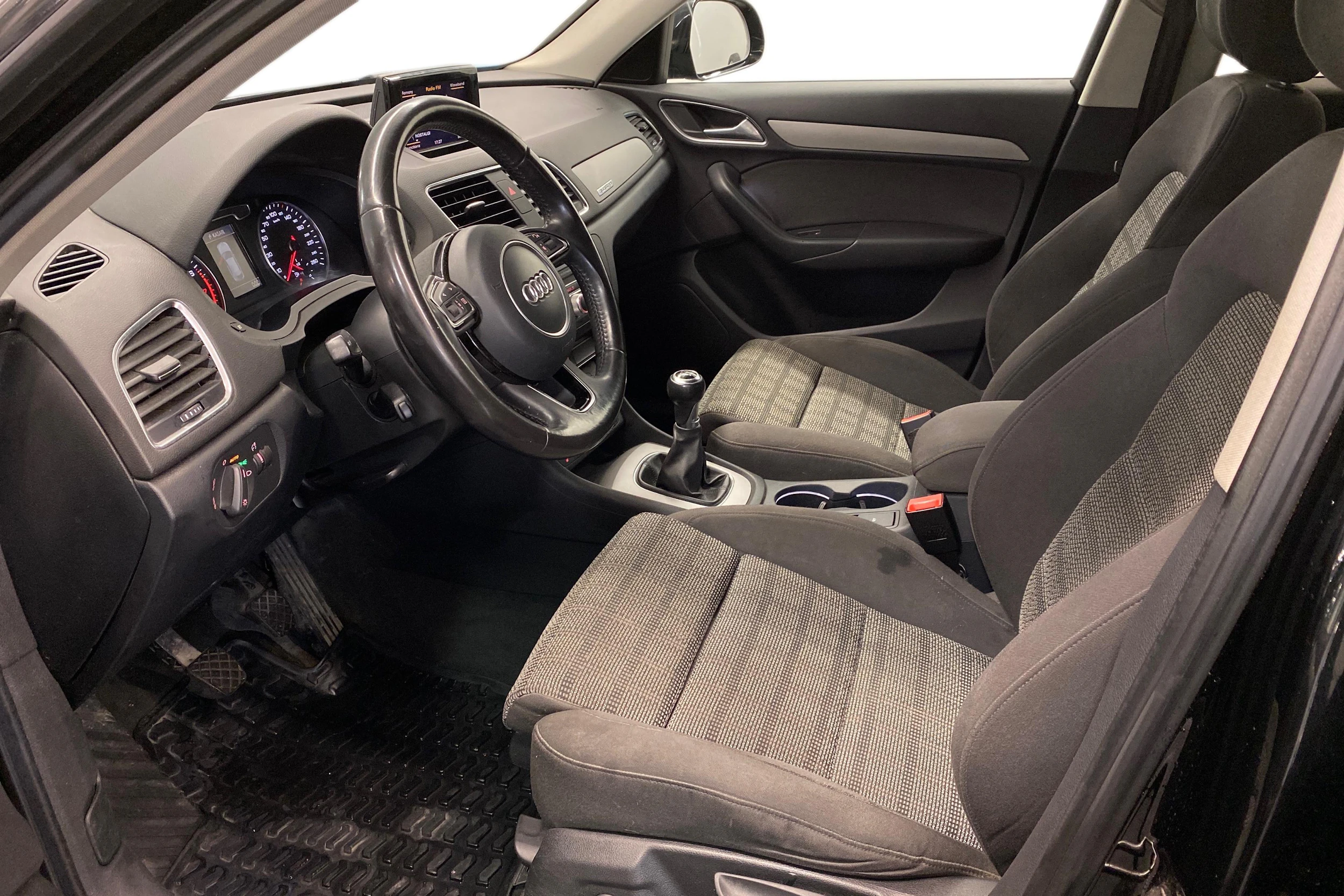 musta Audi Q3 2013 kuva 6.