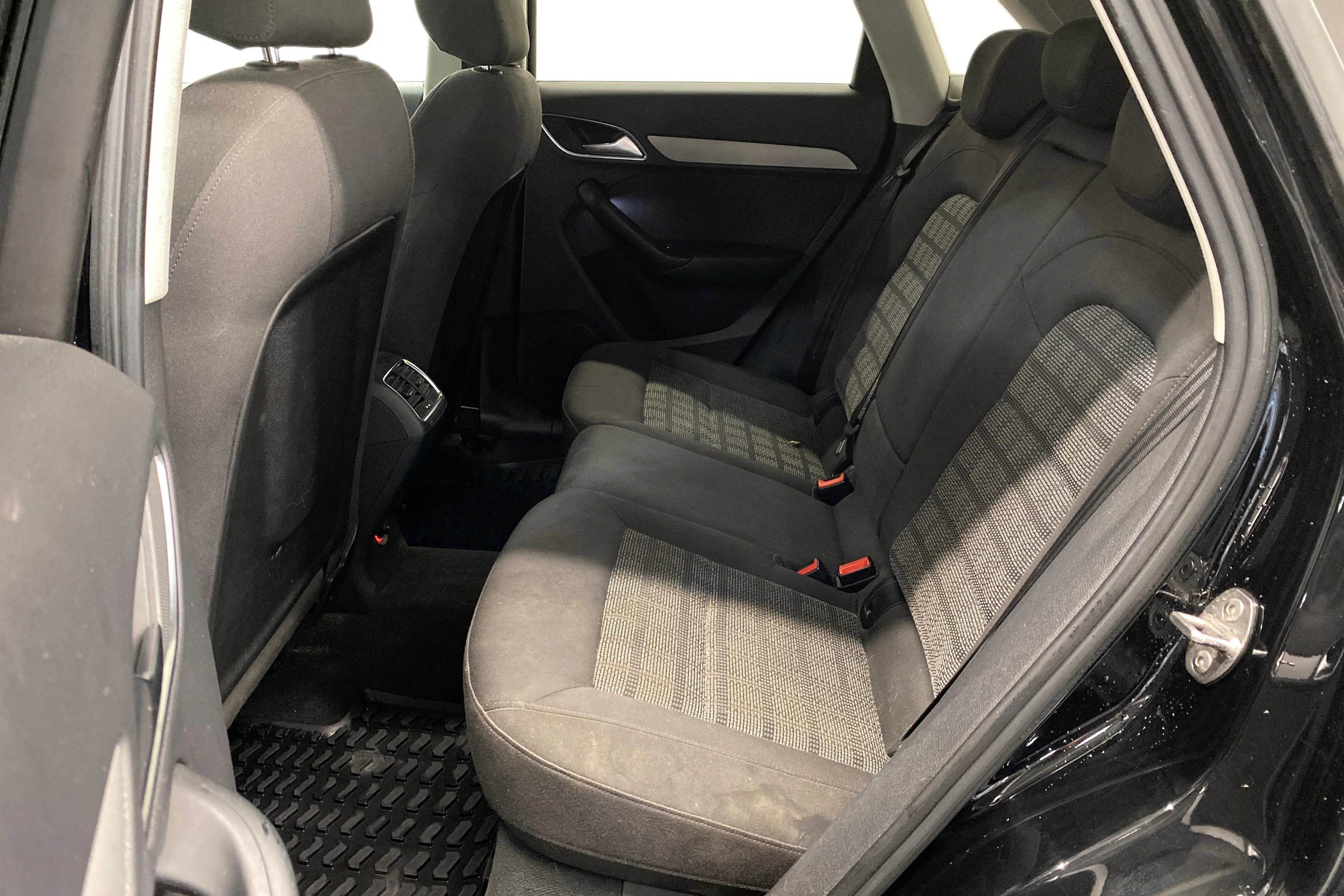 musta Audi Q3 2013 kuva 8.