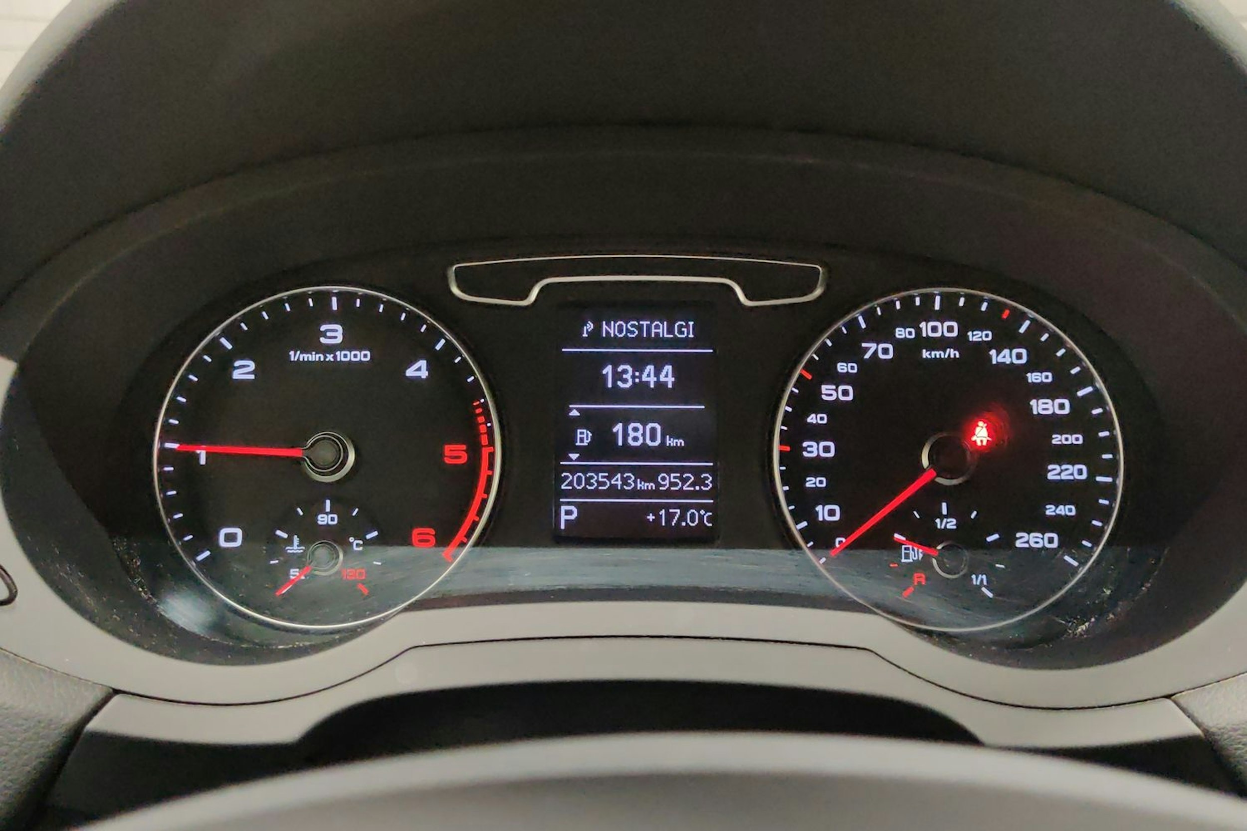 ruskea (beige) Audi Q3 2013 kuva 16.