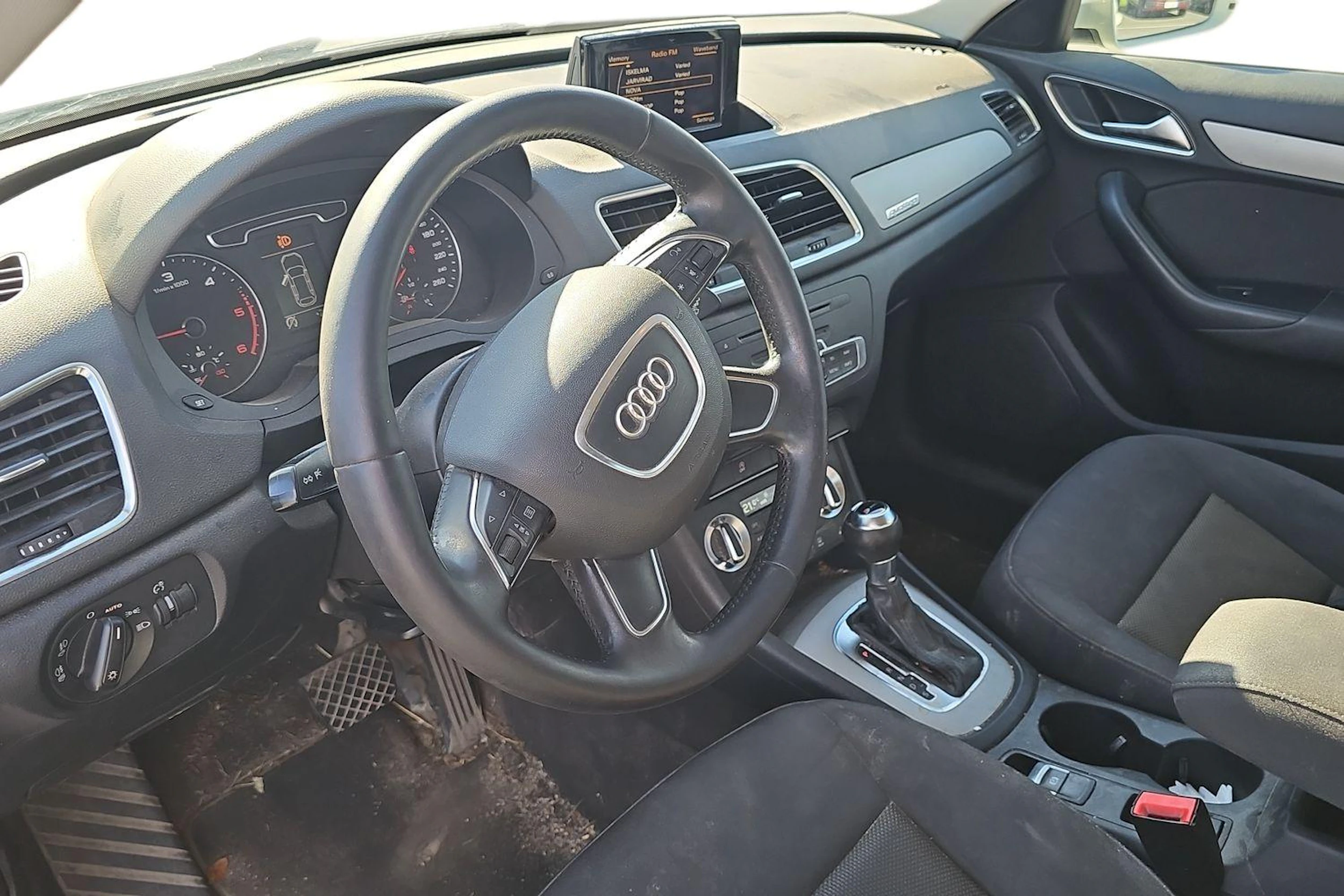 valkoinen Audi Q3 2014 kuva 6.