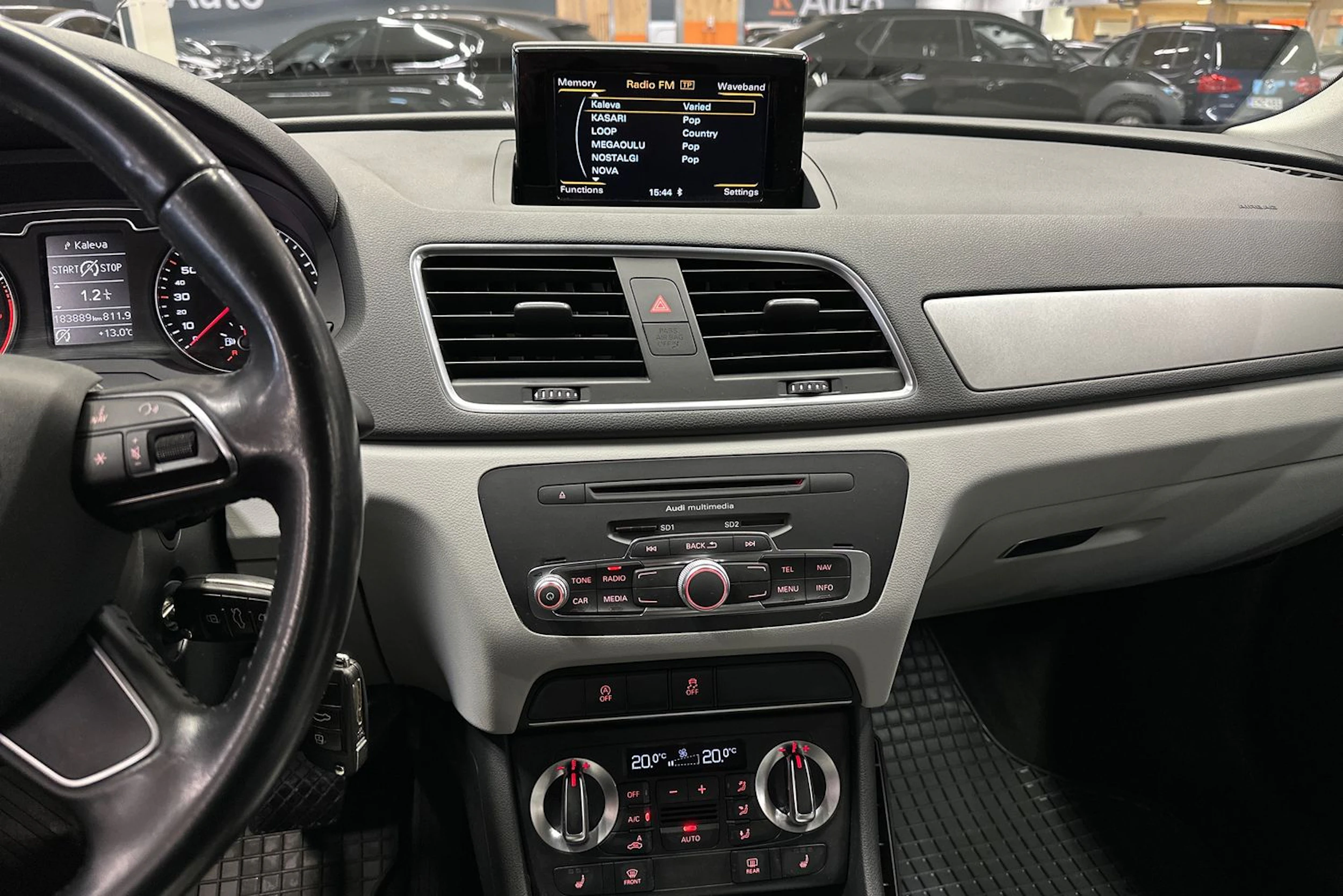 sininen Audi Q3 2014 kuva 14.
